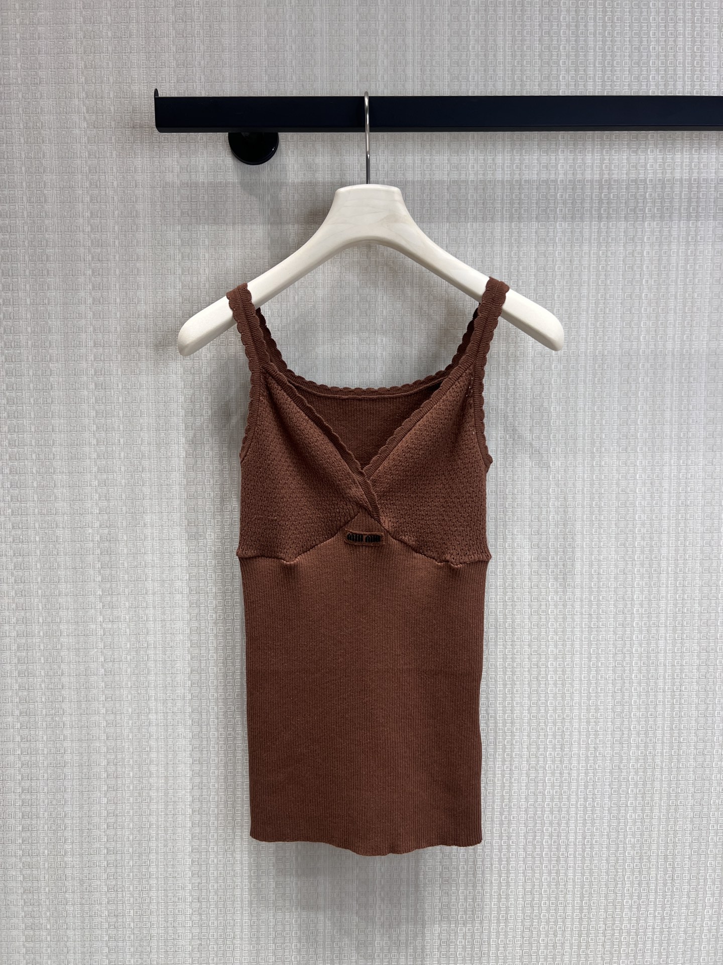 NO:800260,Support exchange Miu mi* 26Ss early spring new style logo letter lace camisole丨Exclusively developed by yb!  Top quality production!  This camisole is based on delicate pitted knitting. The lace on the V-neck and shoulder straps adds a soft retro feel, and the tailoring is tailored to outline the graceful curves. The logo webbing on the chest low-key highlights the brand identity, allowing the simple design to hide exquisite details. The true red color has a bright aura, which can be worn alone to create a pure lustful look. Paired with a suit or sweater to enhance the overall sense of layering, it is an indispensable atmospheric item in the early spring wardrobe. Available now.  S/M/L real shot details,,miumiu,business suit,19860909支持换款 Miu mi* 26Ss早春新款 徽标字母蕾丝花边吊带背心丨独家yb开发！顶级高版出品！这件吊带背心以细腻坑条针织为基底,V领与肩带处的蕾丝花边增添了柔美的复古感,贴合身形的剪裁勾勒出曼妙曲线.胸前的徽标织带低调彰显品牌身份,让简约设计暗藏精致细节.正红色调自带明艳气场,单穿可打造纯欲风造型,内搭西装或针织衫则能提升整体层次感,是早春衣橱里不可或缺的氛围感单品.现货发售 S/M/L实拍细节图,,miumiu,business suit,,Women's clothing