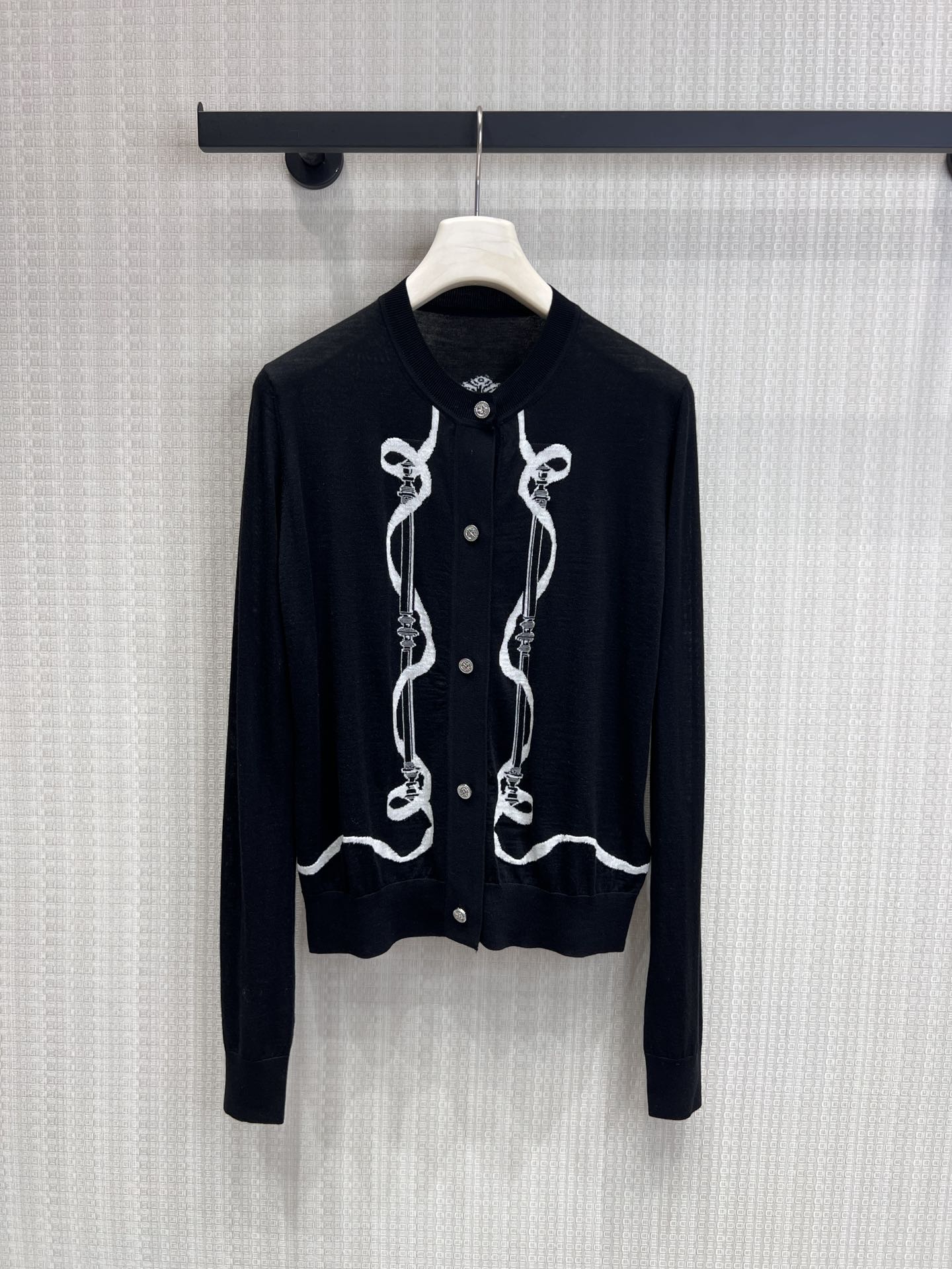 NO:800248,Support for exchange. The 2026 early spring series' iron pattern jacquard wool cardigan, also known as the 'staircase column jacquard' cardigan, is a popular item in this season. The front of the body adopts the black and white contrasting 'iron ornament/staircase column' intarsia jacquard process. The symmetrical three-dimensional pattern is the most recognizable symbol. It is inspired by the brand's classic harness metal accessories, which has a sense of retro and luxury. Ready for sale, smL real shot details,,19860909支持换款 2026早春系列的铁饰图案提花羊毛开衫,也被称为“楼梯柱提花”开衫,是该季度的热门单品.衣身正面采用黑白撞色的“铁饰/楼梯柱”嵌花提花工艺,对称的立体花纹是识别度最高的标志,灵感源自品牌经典的马具金属配件,兼具复古与奢华感.现货出售smL实拍细节图,,,Women's clothing