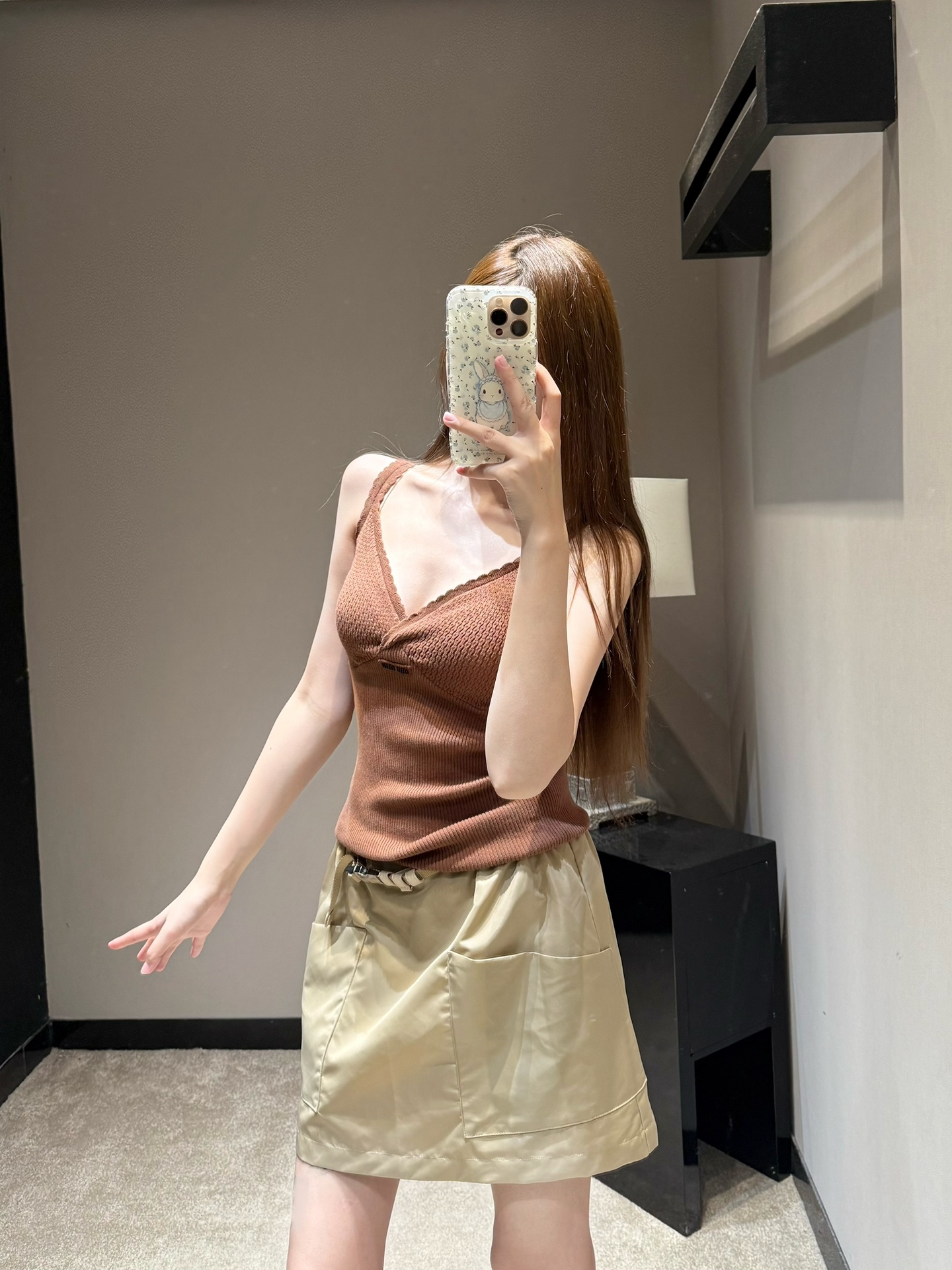 NO:800263,Miu mi* 26Ss early spring new style logo letter lace camisole丨Exclusively developed by yb!  Top quality production!  This camisole is based on delicate pitted knitting. The lace on the V-neck and shoulder straps adds a soft retro feel, and the tailoring is tailored to outline the graceful curves. The logo webbing on the chest low-key highlights the brand identity, allowing the simple design to hide exquisite details. The true red color has a bright aura, which can be worn alone to create a pure lustful look. Paired with a suit or sweater to enhance the overall sense of layering, it is an indispensable atmospheric item in the early spring wardrobe. Available now.  S/M/L,,miumiu,business suit,19860909Miu mi* 26Ss早春新款 徽标字母蕾丝花边吊带背心丨独家yb开发！顶级高版出品！这件吊带背心以细腻坑条针织为基底,V领与肩带处的蕾丝花边增添了柔美的复古感,贴合身形的剪裁勾勒出曼妙曲线.胸前的徽标织带低调彰显品牌身份,让简约设计暗藏精致细节.正红色调自带明艳气场,单穿可打造纯欲风造型,内搭西装或针织衫则能提升整体层次感,是早春衣橱里不可或缺的氛围感单品.现货发售 S/M/L,,miumiu,business suit,,Women's clothing