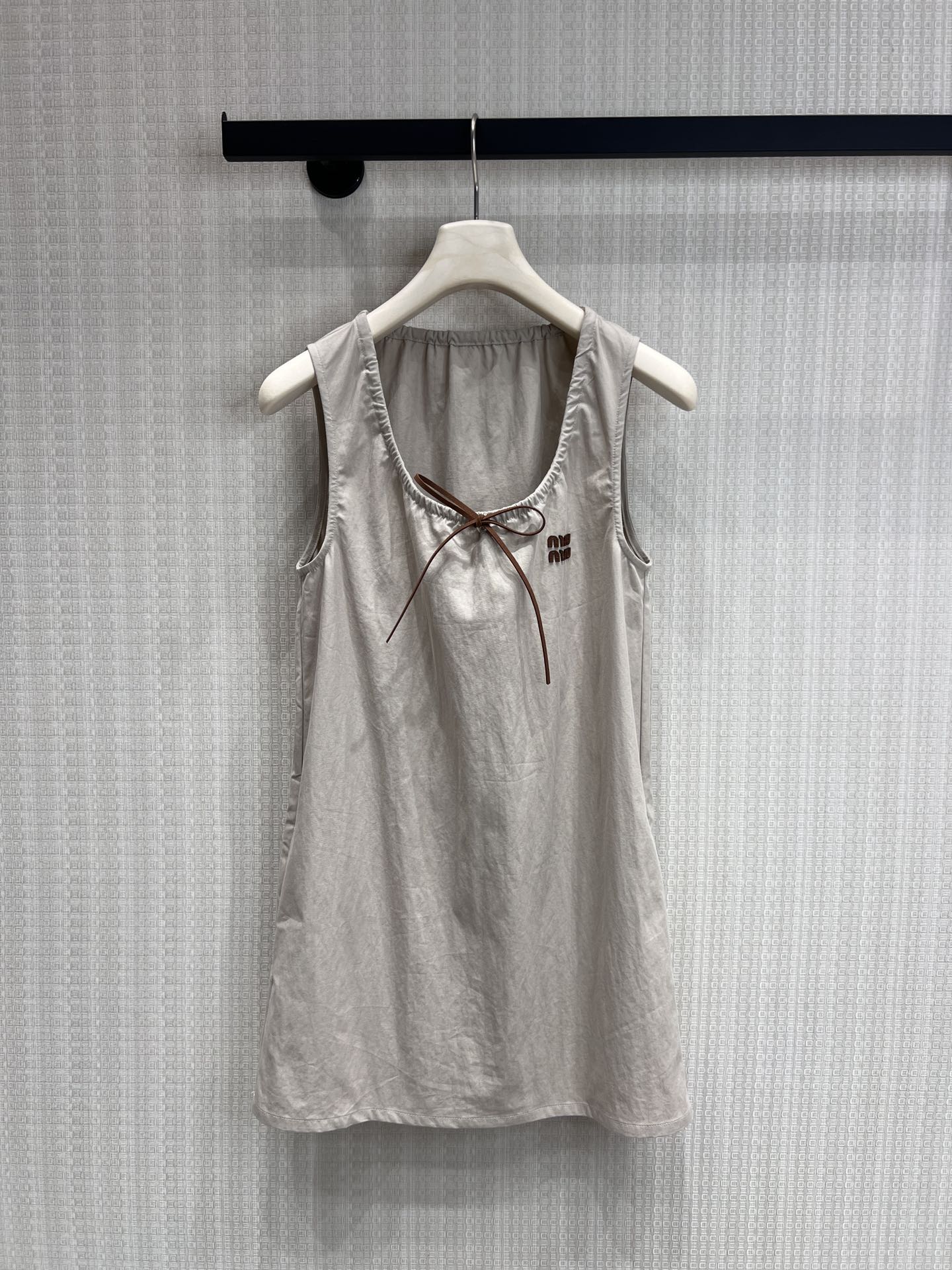 NO:800310,Support for exchange. 2026 spring and summer limited edition khaki drawstring sleeveless mini skirt. Use the simplest tailoring to interpret the highest level of relaxation. Crisp cotton-feel fabric, breathable and stylish. The shape of the doll skirt is not picky. It can provide freshness and sophistication throughout the summer. It has a full sense of laziness. Ready for sale. SmL real shot details, skirts,19860909支持换款 2026春夏限定款卡其色抽绳无袖迷你裙 用最简单的剪裁,诠释最高级的松弛 挺括棉感面料,透气又有型 不挑身材的娃娃裙廓形 承包整个夏天的清爽与精致 慵懒感拉满 现货出售 smL实拍细节图,,skirts,,Women's clothing