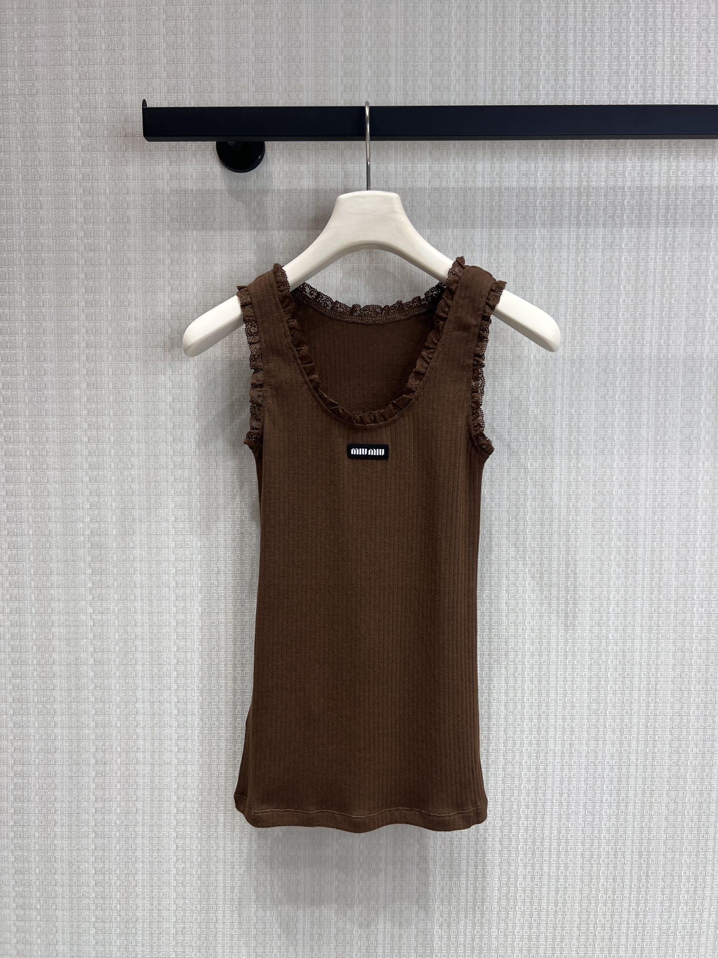 NO:800805,Supports exchange of styles. 26 new spring and summer styles. The caramel brown fungus-edged tank top is also amazing. The gentle and retro Maillard color lace fungus-edged material with sweet but not greasy pitted strips makes the body look slimmer. It transforms into right-angled shoulders in seconds. The small logo on the chest is low-key and exquisite. The gentle interior will provide you with inspiration for the whole spring and summer. It is a versatile style that will never be idle in the wardrobe. Ready for sale. SmL real shot details,,19860909支持换款 26春夏新款 焦糖棕木耳边坑条背心也太绝了 温柔又复古的美拉德色系蕾丝木耳边甜而不腻坑条面料巨显瘦,秒变直角肩 胸前小logo低调又精致 内搭温柔承包你一整个春夏穿搭灵感是衣柜里永远不会闲置的百搭神款现货出售 smL实拍细节图,,,Women's clothing