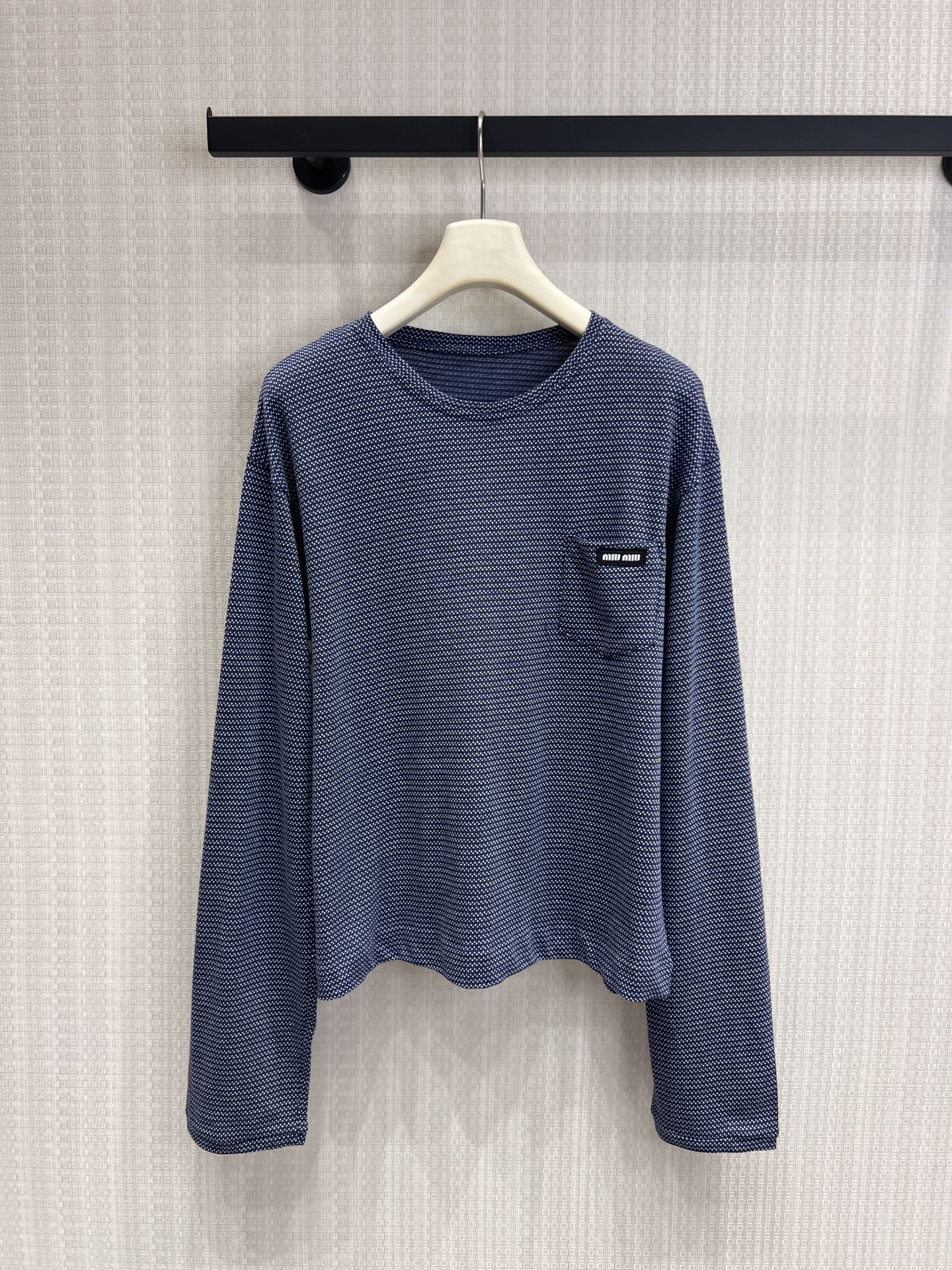 NO:800809,Support the 26 spring and summer new styles. Under the texture of the navy blue polka dot long sleeves, it is a high-level expression of relaxation. The calmness of the navy, the retro of the polka dots, and the finishing touch of the logo. One piece can handle all the casual outfits in early spring, comfortable and stylish. Ready-made sml real shot details,,19860909支持换款26春夏新款 藏青波点长袖肌理之下,是松弛感的高级表达.藏青的沉静,波点的复古,徽标的点睛.一件搞定早春所有随性穿搭,舒适且有腔调.现货出售smL实拍细节图,,,Women's clothing