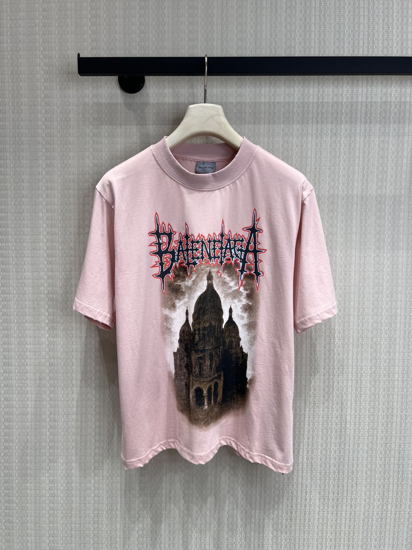 NO:800800,Support exchange for the new 2026 summer Sacré-Coeur printed short-sleeved T-shirt. The brand name is printed in Gothic thorns font on the front, matched with the old print of the Sacré-Coeur in Paris. The pink version has black and red contrast, and the black version has yellow and red contrast. The style is dark and retro, and it is highly recognizable. For sale in stock. SmL real shot details, T-shirt, tees, t-shirt,19860909支持换款 2026夏季新款圣心大教堂印花短袖T恤,正面印有哥特风荆棘字体的品牌名,搭配巴黎圣心大教堂做旧印花,粉色款为黑红撞色,黑色款为黄红撞色,风格暗黑复古,辨识度拉满.现货出售 smL实拍细节图,,T-shirt,tees，t-shirt,,Women's clothing