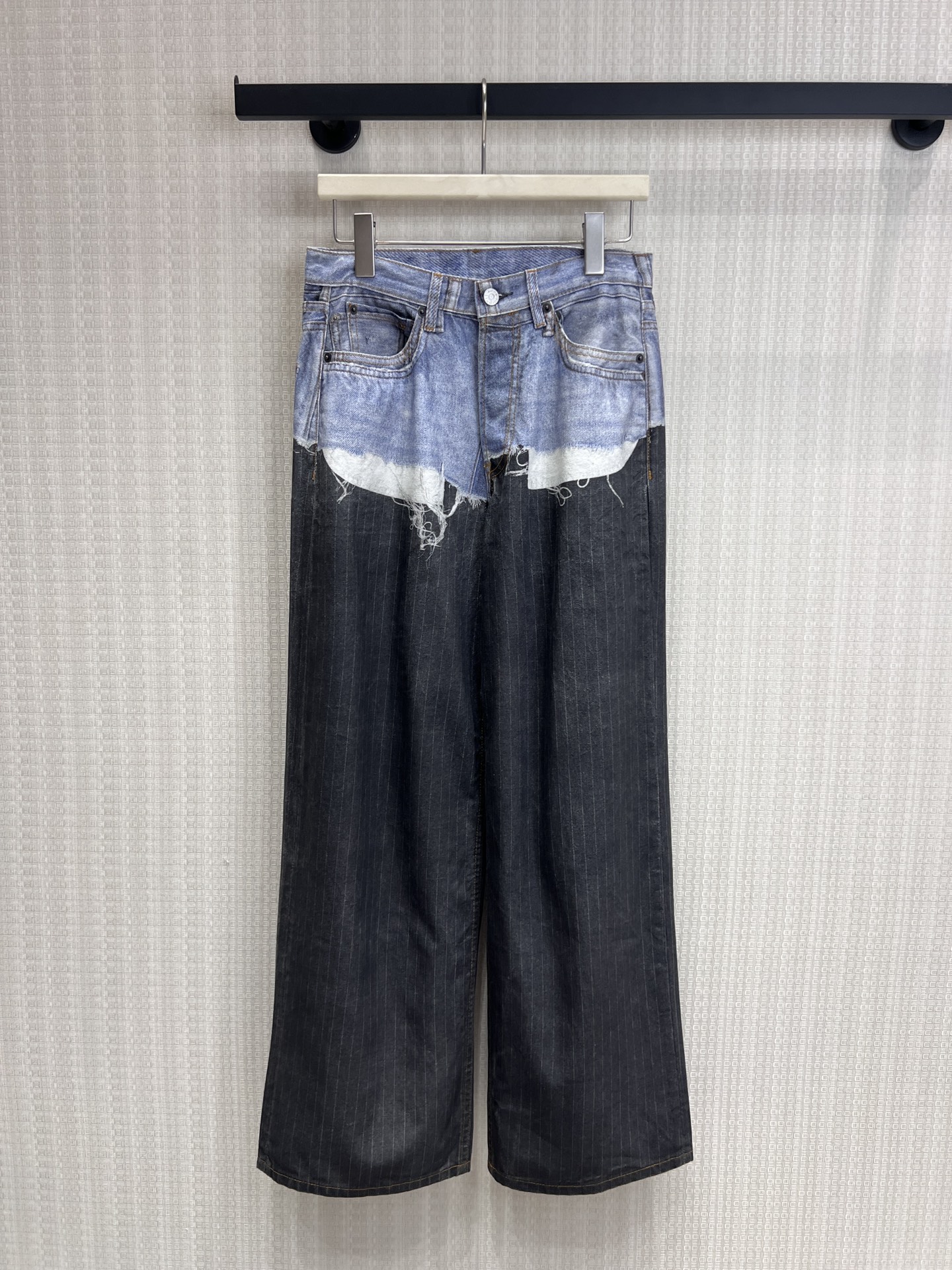 NO:800813,Support for exchange 26 new spring clothes Contrast color splicing jeans The upper part is light blue washed denim + the lower part is dark gray vertical stripes, the raw edge hole craftsmanship on the waist, full of retro and old feeling, highly recognizable. Modifies the leg shape, covers the flesh and looks slim, creates long and loose legs, suitable for all kinds of body. Heavy denim fabric, full drape, stiff and stylish, not easy to deform after long time wear. Ready for sale sml real shot details,,jeans,19860909支持换款 26春装新款 撞色拼接牛仔裤 上半部分浅蓝水洗牛仔+下半部分深灰竖条纹,腰头毛边破洞工艺,复古做旧感拉满,辨识度超高 修饰腿型,遮肉显瘦,打造松弛感大长腿,适配各种身材重磅牛仔面料,垂感拉满,挺括有型,久穿不易变形现货出售smL实拍细节图,,jeans,,Women's clothing