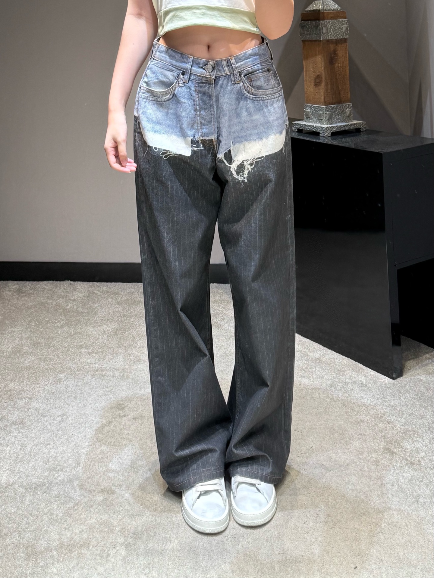 NO:800814,26 new spring clothes, contrasting color splicing jeans, upper part of light blue washed denim + lower part of dark gray vertical stripes, raw edge hole craftsmanship on the waist, full of retro and old feel, highly recognizable. Modify the leg shape, cover the flesh and look slim, create long and loose legs, suitable for all kinds of body types. Heavy denim fabric, full drape, stiff and stylish, not easy to deform after long-term wear. Ready for sale smL,,jeans,1986090926春装新款 撞色拼接牛仔裤 上半部分浅蓝水洗牛仔+下半部分深灰竖条纹,腰头毛边破洞工艺,复古做旧感拉满,辨识度超高 修饰腿型,遮肉显瘦,打造松弛感大长腿,适配各种身材重磅牛仔面料,垂感拉满,挺括有型,久穿不易变形现货出售smL,,jeans,,Women's clothing