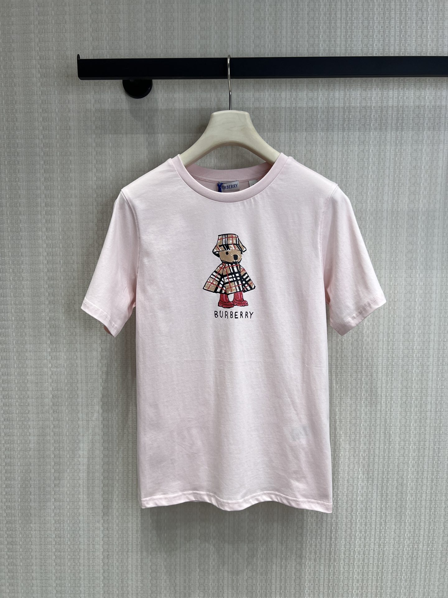 NO:802495,26 spring and summer new products, cherry blossom pink/classic white two-color optional. The pink model is gentle and white, and the white model is refreshing and versatile. Iconic teddy bear print, wear plaid rain boots/ski equipment, soft and fashionable. High-count skin-friendly cotton material, soft and waxy next to the skin, breathable and not sweaty, no constraint in summer. Loose off-shoulder version, not picky about body shape. Ready-made smL real shot details, boots, rain boots,1986090926春夏新品 樱花粉/经典白双色可选 粉款温柔显白,白款清爽百搭 标志性 泰迪熊印花,穿格纹雨靴/滑雪装备,软萌又时髦 高支亲肤棉料,软糯贴肤,透气不闷汗,夏天穿零束缚 宽松落肩版型,不挑身材现货出售smL实拍细节图,,boots,rain boots,,Women's clothing