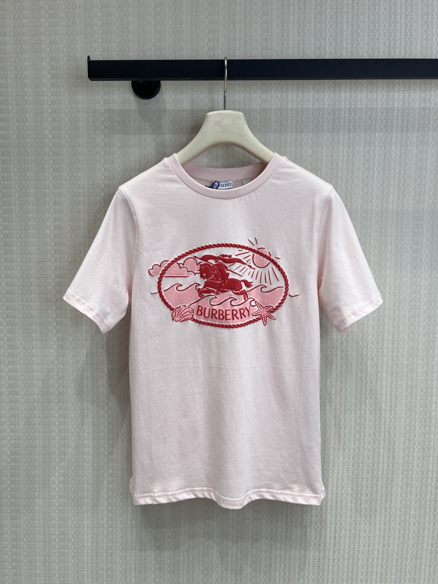 NO:802493,26 spring and summer new styles, summer limited edition!  The knight print T welds a sense of luxury onto the body with a new interpretation of classic elements, perfectly integrating British style with summer vitality. The iconic equestrian knight logo + marine element printing, three-dimensional foaming process, and full texture. High-count cotton skin-friendly fabric is available for sale sml real shot details,,1986090926春夏新款 夏日限定！骑士印花T把高级感焊在身上经典元素焕新演绎,把英伦格调与夏日活力完美融合 标志性马术骑士徽标+海洋元素印花,立体发泡工艺,质感拉满 高支棉亲肤面料现货出售smL 实拍细节图,,,Women's clothing