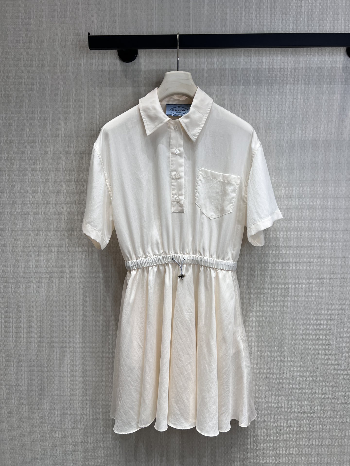 NO:801289,Support model exchange 26 spring and summer new styles  The shirt-style dress directly welds the 'effortless sense of luxury' to the body and selects high-count breathable fabrics with a delicate texture. The milky white tone is gentle and white, and the upper body is refreshing and not sweaty. It is perfectly suitable for all scenes in spring and summer. The classic shirt collar design is neat and intellectual. The half-front style is casual and lazy, and it can be worn in formal occasions to open up the aura. The waist drawstring design is the soul of the entire skirt!  Optimize the body proportions in one second, hide the muscles and look slimmer, easily create a high waistline, and can perfectly control the pear-shaped figure. Ready for sale sml real shot details, skirts, shirts,19860909支持换款 26春夏新款 衬衫式连衣裙,直接把「不费力的高级感」焊在了身上甄选高支透气面料,自带细腻肌理感,奶白色调温柔又显白,上身清爽不闷汗,完美适配春夏的所有场景.经典衬衫领设计,利落又知性,半开襟穿法随性慵懒,正式场合扣满穿也气场全开.腰部抽绳收腰设计,是整条裙子的灵魂！一秒优化身材比例,藏肉显瘦,轻松打造高腰线,梨形身材也能完美驾驭.现货出售smL实拍细节图,,skirts,shirts,,Women's clothing