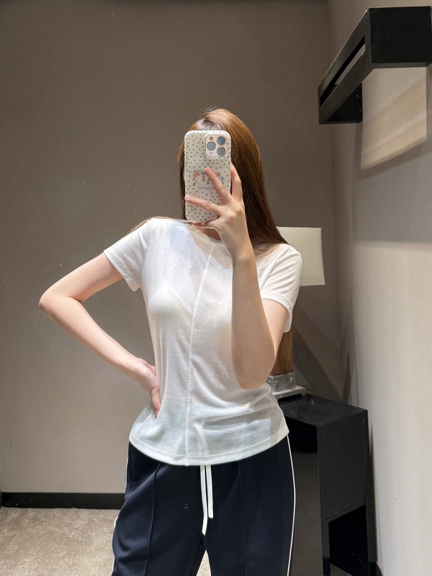 NO:801789,Original designer model. Made of soft, high-elastic fabric, very comfortable to wear, breathable and not sweaty!  Straight shoulder cut + midline tuck, instantly transform into right-angled shoulders, ant waist, thick waist and belly, all covered!  Three classic colors: white/grey/black, you won’t be surprised when you close your eyes!  Looks good with suits, jeans, and skirts, daily, commuting, ready-made smL, skirts, jeans, business suits,19860909原创设计师款 软乎乎的高弹面料,贴身穿巨舒服,透气不闷汗！正肩剪裁+中线收褶,秒变直角肩、蚂蚁腰,腰粗肚子有肉全遮住！白/灰/黑三个经典色,闭眼入都不踩雷！搭西装、牛仔裤、半身裙都好看,日常、通勤、现货出售smL,,skirts,jeans,business suit,,Women's clothing