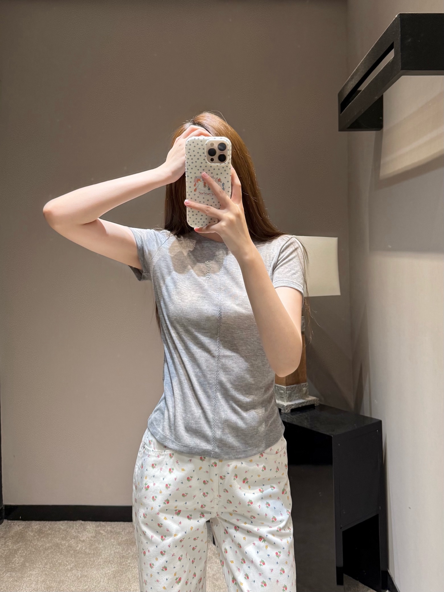 NO:801786,Original designer model. Made of soft, high-elastic fabric, very comfortable to wear, breathable and not sweaty!  Straight shoulder cut + midline tuck, instantly transform into right-angled shoulders, ant waist, thick waist and belly, all covered!  Three classic colors: white/grey/black, you won’t be surprised when you close your eyes!  Looks good with suits, jeans, and skirts, daily, commuting, ready-made smL, skirts, jeans, business suits,19860909原创设计师款 软乎乎的高弹面料,贴身穿巨舒服,透气不闷汗！正肩剪裁+中线收褶,秒变直角肩、蚂蚁腰,腰粗肚子有肉全遮住！白/灰/黑三个经典色,闭眼入都不踩雷！搭西装、牛仔裤、半身裙都好看,日常、通勤、现货出售smL,,skirts,jeans,business suit,,Women's clothing