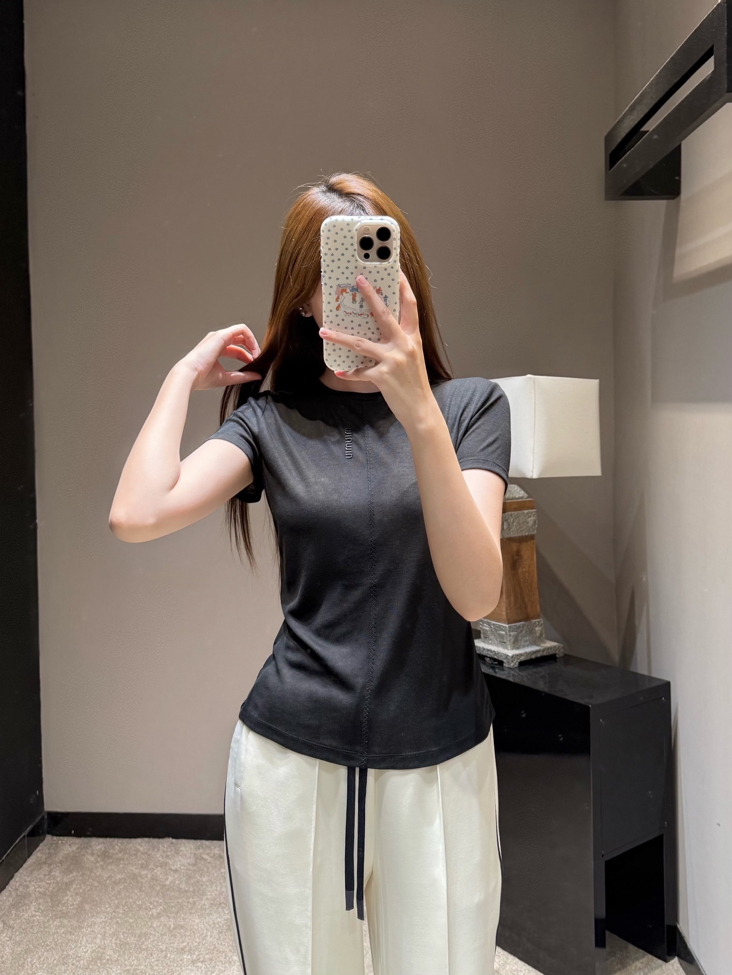 NO:801782,Original designer model. Made of soft, high-elastic fabric, very comfortable to wear, breathable and not sweaty!  Straight shoulder cut + midline tuck, instantly transform into right-angled shoulders, ant waist, thick waist and belly, all covered!  Three classic colors: white/grey/black, you won’t be surprised when you close your eyes!  Looks good with suits, jeans, and skirts, daily, commuting, ready-made smL, skirts, jeans, business suits,19860909原创设计师款 软乎乎的高弹面料,贴身穿巨舒服,透气不闷汗！正肩剪裁+中线收褶,秒变直角肩、蚂蚁腰,腰粗肚子有肉全遮住！白/灰/黑三个经典色,闭眼入都不踩雷！搭西装、牛仔裤、半身裙都好看,日常、通勤、现货出售smL,,skirts,jeans,business suit,,Women's clothing