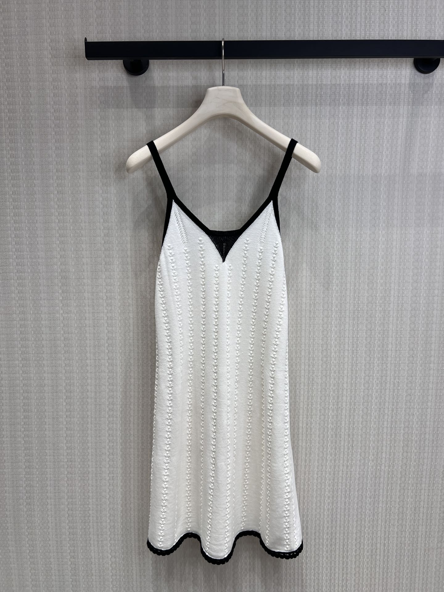 NO:802494,26 spring and summer new style, classic black and white contrasting colors, timeless Xiaoxiang aesthetics. V-neck spaghetti straps outline the swan neck, and the A-line skirt hides all imperfections. Three-dimensional jacquard texture, soft and waxy knitted skin-friendly and breathable wave hem swaying flexibly, full of French elegance when walking. Wearing alone is sexy in summer, wearing a cardigan is a piece of gold for commuting. Unlock N styles in one piece, wear it with a sense of luxury. Ready-made sML real shot details,,skirts,1986090926春夏新款 经典黑白撞色,是永不过时的小香美学V领细肩带勾勒天鹅颈,A字裙摆藏起所有不完美 立体提花肌理,软糯针织亲肤透气 波浪下摆灵动摇曳,行走间尽是法式优雅 单穿是夏日性感,搭开衫是通勤千金 一件解锁N种风格,把高级感穿在身上现货出售sML实拍细节图,,skirts,,Women's clothing
