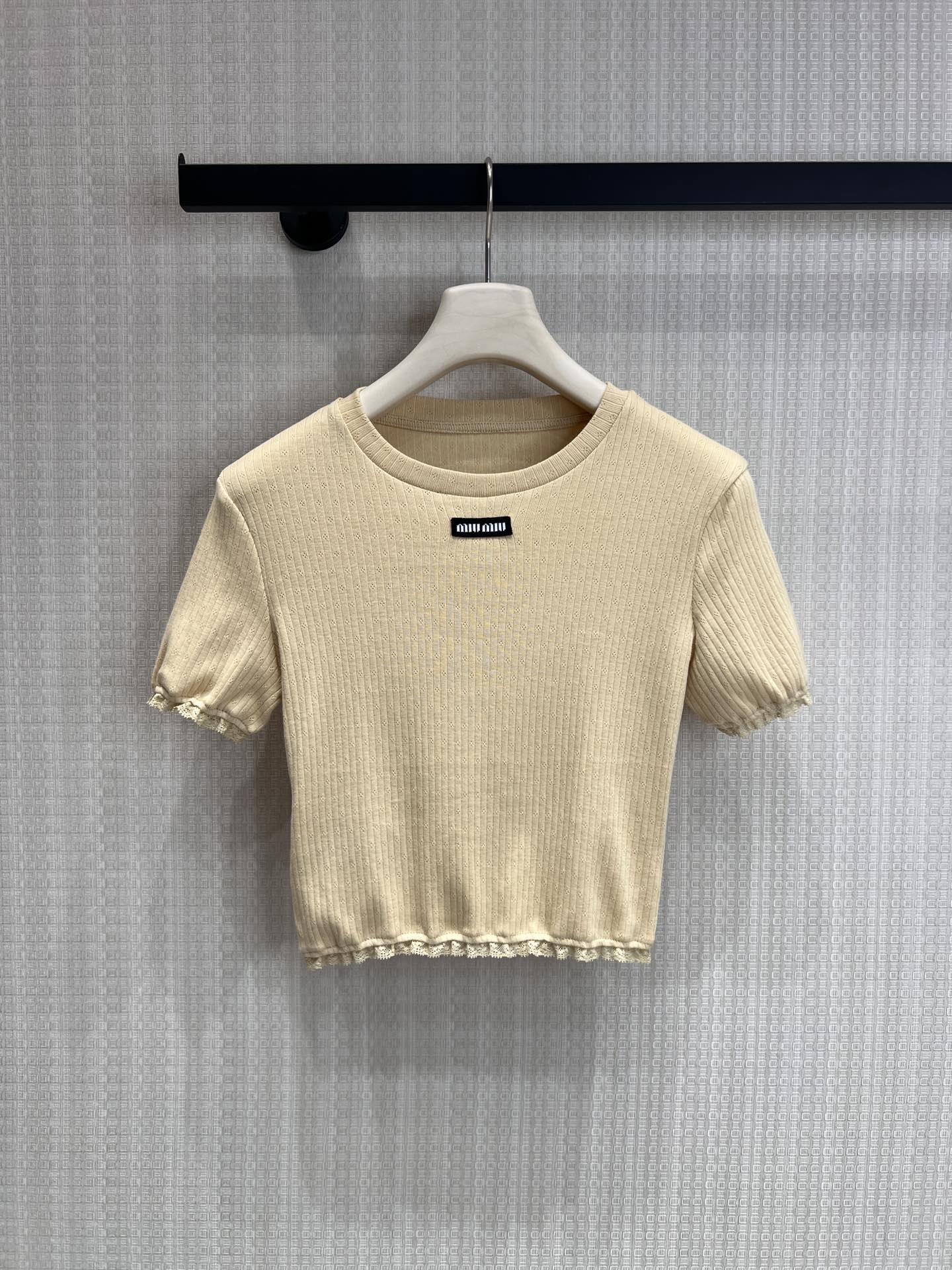 NO:802528,The short T-shirt with lace edges and slits directly welds the sense of pure lust onto the body and is embellished with letters and logos. It is full of light luxury and low-key to highlight the brand tone. The short waist-exposing cut perfectly optimizes the body proportions, visually lengthens the legs, and makes the legs look longer in seconds. Small sisters can go straight to it!  Round neck puff sleeve design, modified shoulder line, invisible flesh with one click, can be worn with either slip-on or wide shoulders. Apricot + navy blue are available in two colors, apricot is gentle and whitening, navy blue is slimming and versatile, no matter skin color or age. Ready for sale, sml real shot details, tees, t-shirt,19860909蕾丝花边坑条短款T恤,直接把纯欲感焊在身上字母标点缀,轻奢感拉满,低调彰显品牌调性.短款露腰剪裁,完美优化身材比例,视觉拉长双腿,秒变大长腿,小个子姐妹直接冲！圆领泡泡袖设计,修饰肩线,拜拜肉一键隐形,溜肩、宽肩都能穿.奶杏+藏青两色可选,奶杏温柔显白,藏青显瘦百搭,不挑肤色不挑年龄.现货出售 smL实拍细节图,,tees，t-shirt,,Women's clothing