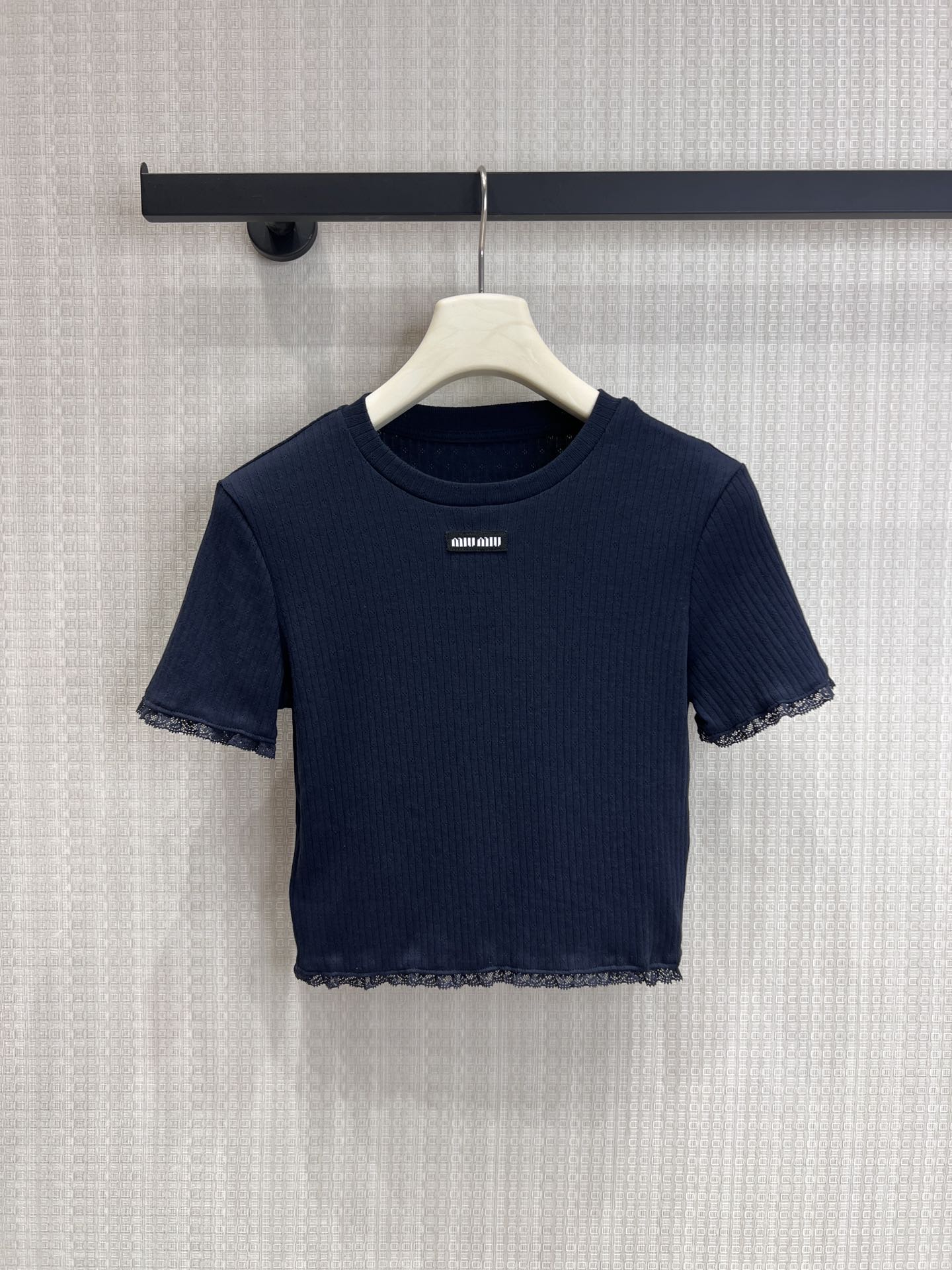 NO:802505,The short T-shirt with lace edges and slits directly welds the sense of pure lust onto the body and is embellished with letters and logos. It is full of light luxury and low-key to highlight the brand tone. The short waist-exposing cut perfectly optimizes the body proportions, visually lengthens the legs, and makes the legs look longer in seconds. Small sisters can go straight to it!  Round neck puff sleeve design, modified shoulder line, invisible flesh with one click, can be worn with slippery or wide shoulders. Apricot + navy blue are available in two colors, apricot is gentle and whitening, navy blue is slimming and versatile, no matter skin color or age. For sale now, sml real shot details, tees, t-shirt,19860909蕾丝花边坑条短款T恤,直接把纯欲感焊在身上字母标点缀,轻奢感拉满,低调彰显品牌调性.短款露腰剪裁,完美优化身材比例,视觉拉长双腿,秒变大长腿,小个子姐妹直接冲！圆领泡泡袖设计,修饰肩线,拜拜肉一键隐形,溜肩、宽肩都能穿.奶杏+藏青两色可选,奶杏温柔显白,藏青显瘦百搭,不挑肤色不挑年龄.现货出售 smL 实拍细节图,,tees，t-shirt,,Women's clothing