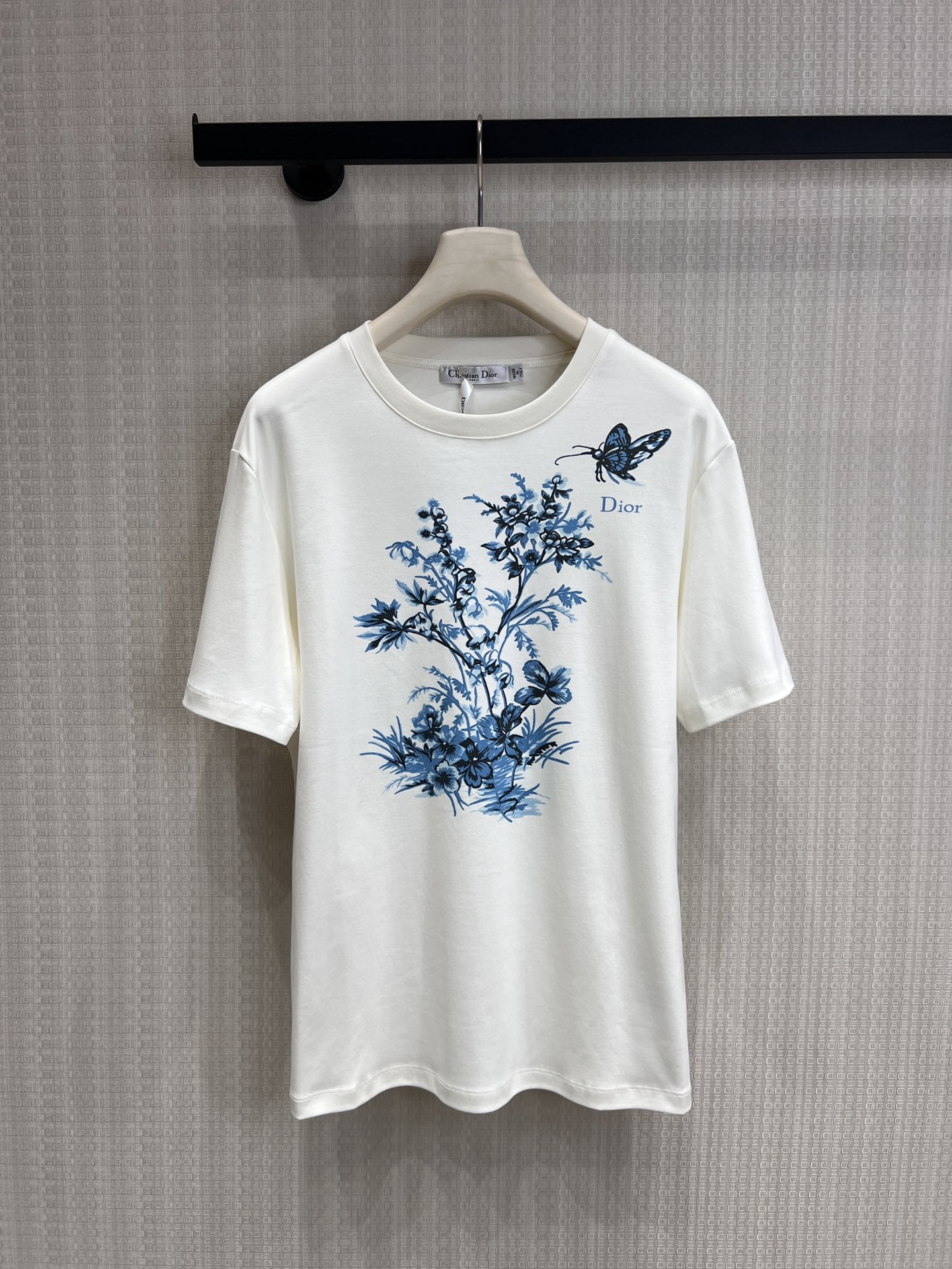 NO:802504,26 new spring and summer products, blue and white porcelain butterfly and flower printed T-shirt, wearing oriental elegance and French romance on the body. The milky white skin-friendly fabric is selected, soft and breathable, with zero restraint on the upper body, and will not deform after long-term wear. It can be worn in all seasons. The front adopts classic blue and white porcelain blue tone printing, which outlines smart butterflies and freehand flowers. The brushwork is delicate and elegant, matched with the brand's iconic D  The letters are full of light luxury, low-key and noble. Ready for sale sml real shot details, tees, t-shirts,1986090926春夏新品 风青花瓷蝴蝶花卉印花T恤,把东方雅致与法式浪漫穿在身上 甄选奶白亲肤面料,软糯透气,上身零束缚,久穿不变形,四季都能穿.正面采用经典青花瓷蓝调印花,勾勒出灵动蝴蝶与写意花卉,笔触细腻雅致,搭配品牌标志性D 字母,轻奢感拉满,低调又显贵.现货出售smL实拍细节图,,tees，t-shirt,,Women's clothing