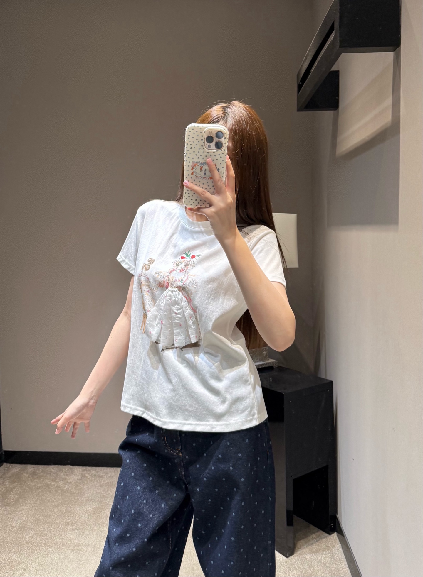 NO:802513,26 spring and summer new products French romantic ceiling!  D-style three-dimensional T-shirt for palace girls, the upper body becomes noble in an instant. It has a sense of niche design!  Retro hand-painted three-dimensional skirt T-shirt for girls, a sweet and cool atmosphere artifact, light luxury and versatile for commuting!  White T-shirt with three-dimensional decoration, low-key and dignified, not out of style. Sweet girl’s destiny!  Retro palace girl printed T-shirt, gentle and individual online, ready for sale sml, skirts, tees, t-shirt,1986090926春夏新品 法式浪漫天花板！D 风宫廷少女立体T恤,上身秒变贵气千金 小众设计感拉满！复古手绘少女立体裙T恤,甜酷氛围感神器 轻奢通勤百搭款！立体装饰白T,低调显贵不撞款 甜妹本命！复古宫廷少女印花T恤,温柔与个性双在线 现货出售smL,,skirts,tees，t-shirt,,Women's clothing