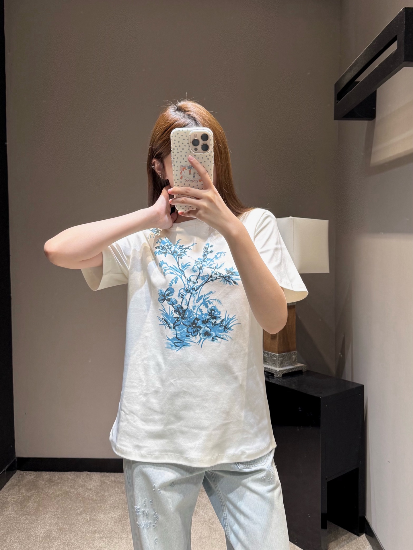 NO:802507,26 new spring and summer products, blue and white porcelain butterfly and flower printed T-shirt, wearing oriental elegance and French romance on the body. The milky white skin-friendly fabric is selected, soft and breathable, with zero restraint on the upper body, and will not deform after long-term wear. It can be worn in all seasons. The front adopts classic blue and white porcelain blue tone printing, which outlines smart butterflies and freehand flowers. The brushwork is delicate and elegant, matched with the brand's iconic D  Letters, full of light luxury, low-key and noble. Ready for sale sml, tees, t-shirt,1986090926春夏新品 风青花瓷蝴蝶花卉印花T恤,把东方雅致与法式浪漫穿在身上 甄选奶白亲肤面料,软糯透气,上身零束缚,久穿不变形,四季都能穿.正面采用经典青花瓷蓝调印花,勾勒出灵动蝴蝶与写意花卉,笔触细腻雅致,搭配品牌标志性D 字母,轻奢感拉满,低调又显贵.现货出售smL,,tees，t-shirt,,Women's clothing