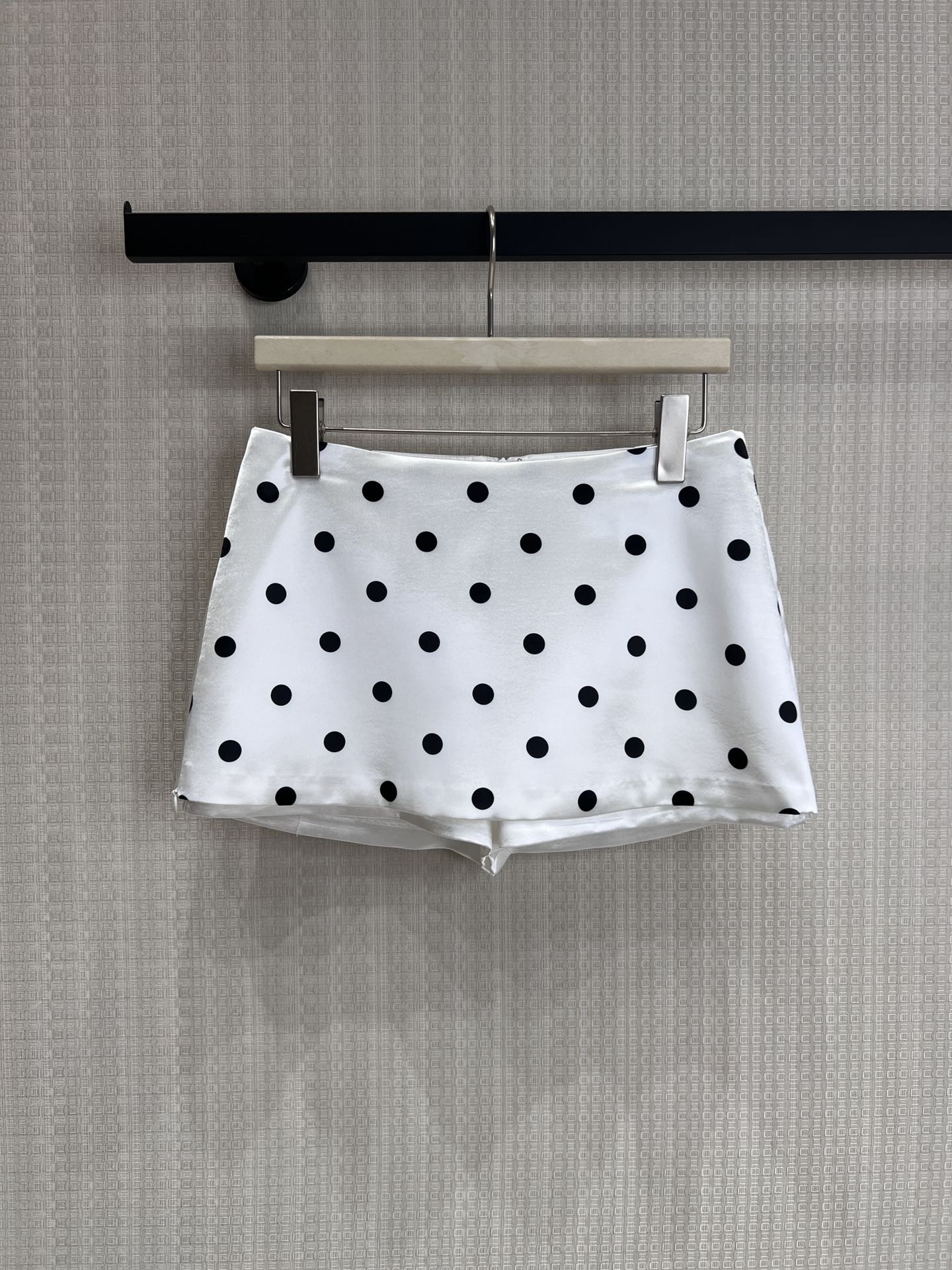 NO:803020,Skirt, original designer style, black bottom lace collar top + polka dot skirt, perfectly combines French retro and girly feel!  The pitted knitted fabric is slim but not tight, and outlines the graceful waistline. The large U-neck + ruffled lace + bow design is sweet but not greasy, and full of pure desire. The short waist-exposing cut can change the proportion of 30 to 70 in seconds, and even a small person can easily control it. The creamy white background with black polka dots is classic and timeless, with a full retro feel.  smL real shot details,,skirts,19860909半裙 原创设计师款 黑底蕾丝领上衣+波点半裙,把法式复古和少女感完美拿捏！ 坑条针织面料修身不紧绷,勾勒曼妙腰线 大U领+荷叶蕾丝边+蝴蝶结设计,甜而不腻,纯欲感拉满 短款露腰剪裁,秒变三七分比例,小个子也能轻松驾驭 奶白底黑波点,经典永不过时,复古感拉满 A字迷你版型,遮胯藏肉,显腿长一绝 缎面质感垂坠感满分,自带高级光泽感 现货出售 smL实拍细节图,,skirts,,Women's clothing