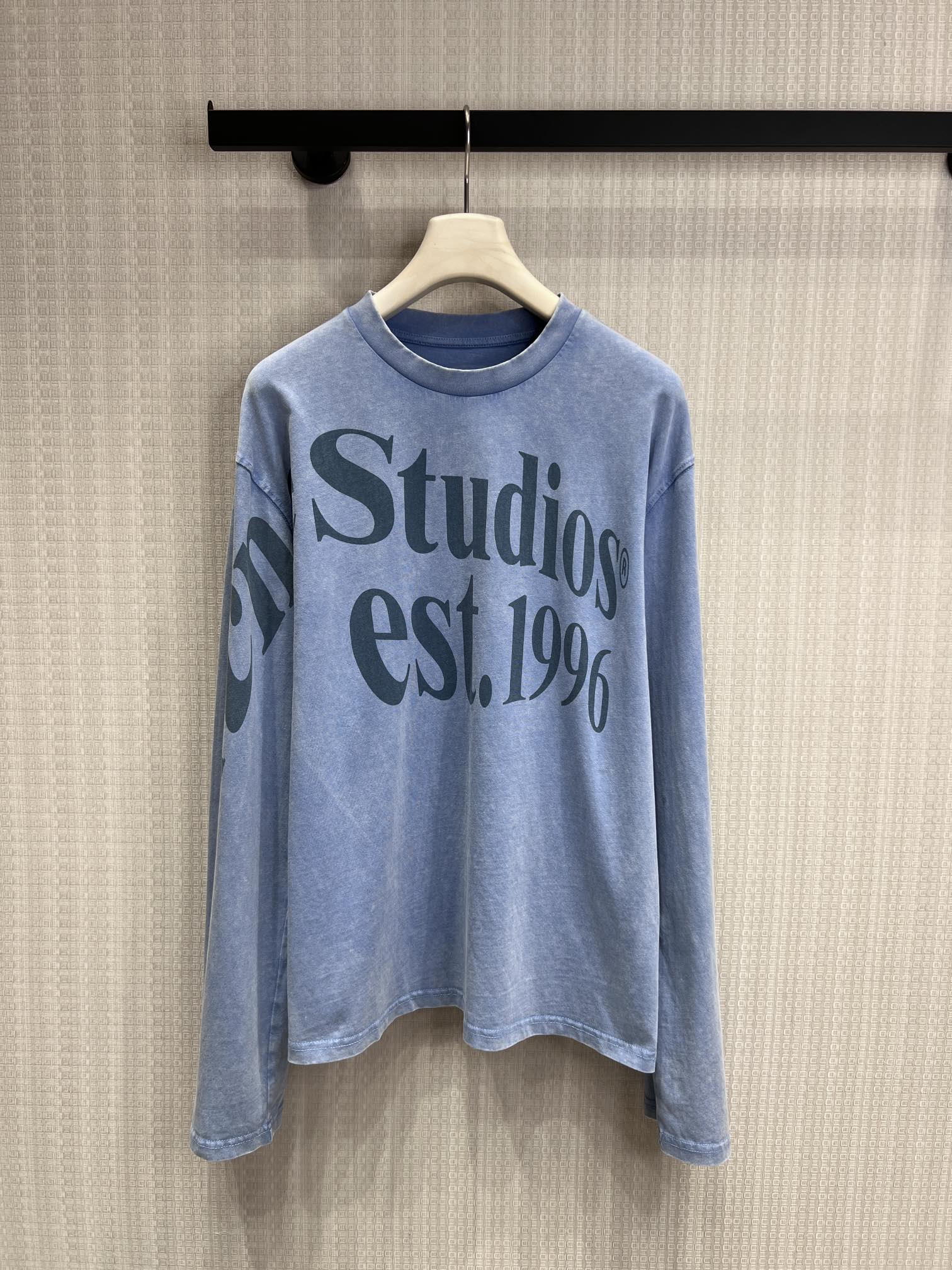 NO:803028,AC** 26 new spring and summer products, white haze blue + distressed wash, are so healing, with a cool and retro filter feel. The classic 'est.1996' letter logo on the chest, low-key and revealing the brand's recognition, will not conflict with the style at all. The version is really unique.  The loose off-shoulder design is very tolerant to all body types and is a perfect tool to hide your flesh. The fabric has a soft and crisp texture, which makes it skin-friendly when worn alone, and even more stunning when layered!  Ready for sale sml real shot details,,19860909AC** 26春夏新品 白色 雾霾蓝+做旧水洗太治愈了,自带一种清冷又复古的滤镜感.胸前经典的 'est.1996' 字母标识,低调中透着品牌的辨识度,完全不会撞款.版型真的绝绝子 宽松的落肩设计,对各种身材都很包容,妥妥的藏肉神器.面料是那种软糯又挺括的质感,单穿亲肤,叠穿更是封神！现货出售smL 实拍细节图,,,Women's clothing