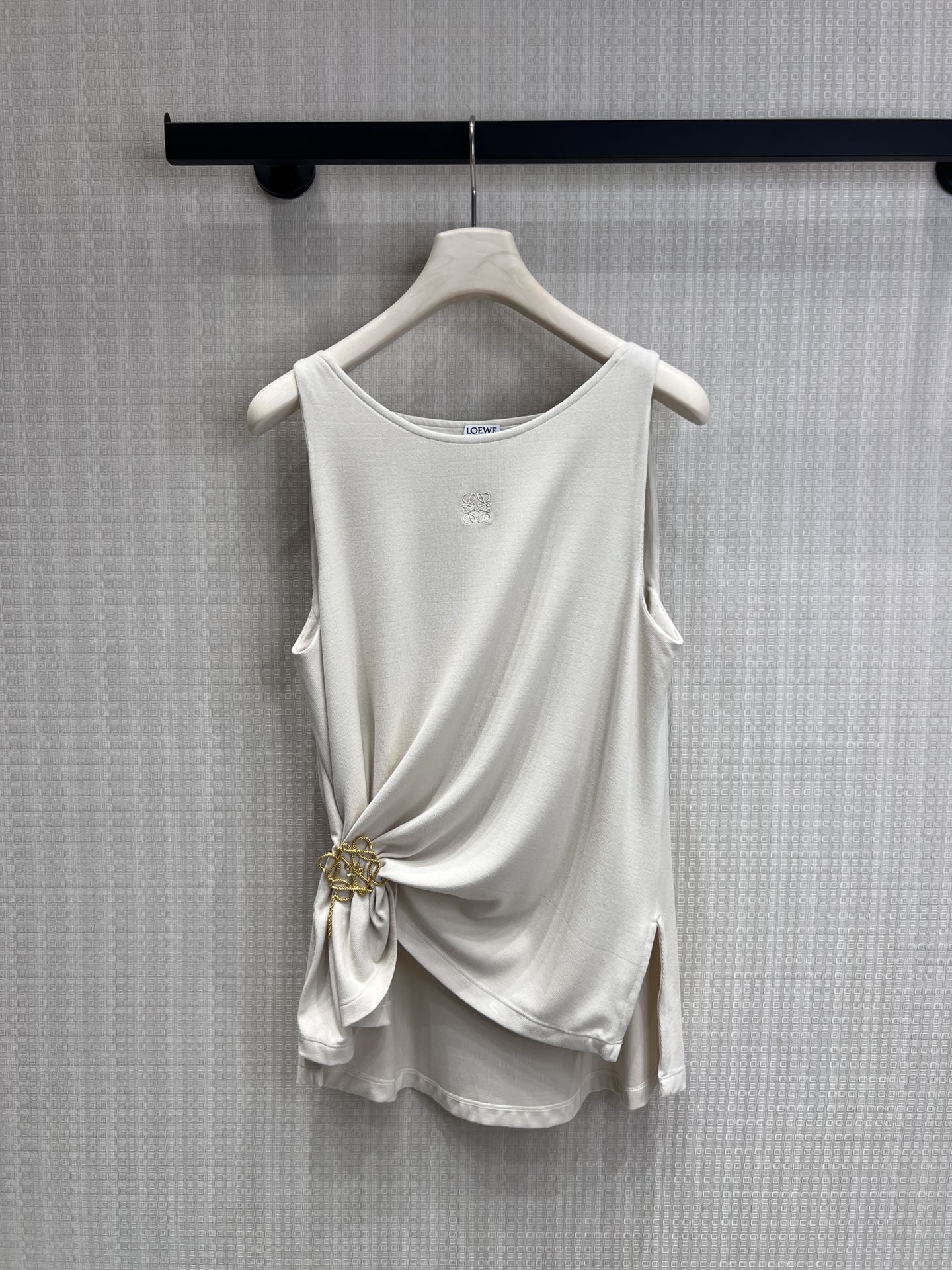 NO:803717,The new product for spring and summer of 26 is the LOE** sleeveless vest, which welds relaxation and high-end sense to the body to create a slimming garment that can be used as a god!  Gold buckles are embellished, the flesh is hidden to cover the crotch, and the pear-shaped body is the perfect model for a minimalist and high-end look!  Soft and waxy skin-friendly fabric + three-dimensional logo embroidery, can be worn for commuting and leisure, effortlessly fashionable!  The black and white colors are versatile and easy to match, the twist design turns into a paper figure in seconds. Ready for sale, smL real shot details,,loewe,1986090926春夏新品 LOE**无袖背心,把松弛感与高级感焊在身上一件封神的显瘦神衣！金扣点缀,藏肉遮胯,梨形身材本命款 极简主义的高级感！软糯亲肤面料+立体logo刺绣,通勤休闲都能穿 不费力的时髦感！黑白两色百搭不挑人,扭结设计秒变纸片人 现货出售smL实拍细节图,,loewe,,Women's clothing