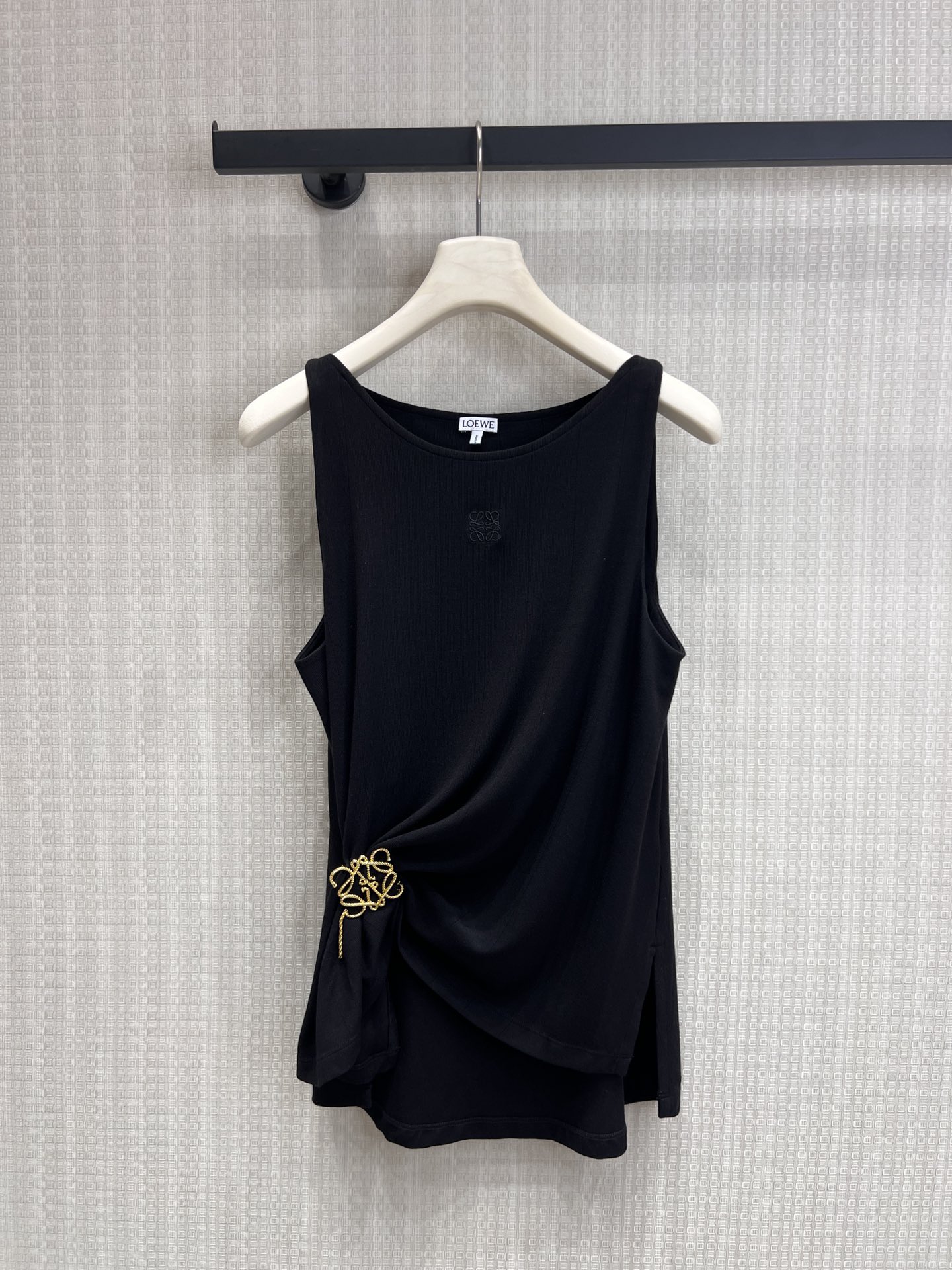 NO:803723,The new product for spring and summer of 26 is the LOE** sleeveless vest, which welds relaxation and high-end sense to the body to create a slimming garment that can be used as a god!  Gold buckles are embellished, the flesh is hidden to cover the crotch, and the pear-shaped body is the perfect model for a minimalist and high-end look!  Soft and waxy skin-friendly fabric + three-dimensional logo embroidery, can be worn for commuting and leisure, effortlessly fashionable!  The black and white colors are versatile and easy to match, the twist design turns into a paper figure in seconds. Ready for sale sml real shot details,,loewe,1986090926春夏新品 LOE**无袖背心,把松弛感与高级感焊在身上一件封神的显瘦神衣！金扣点缀,藏肉遮胯,梨形身材本命款 极简主义的高级感！软糯亲肤面料+立体logo刺绣,通勤休闲都能穿 不费力的时髦感！黑白两色百搭不挑人,扭结设计秒变纸片人 现货出售smL 实拍细节图,,loewe,,Women's clothing