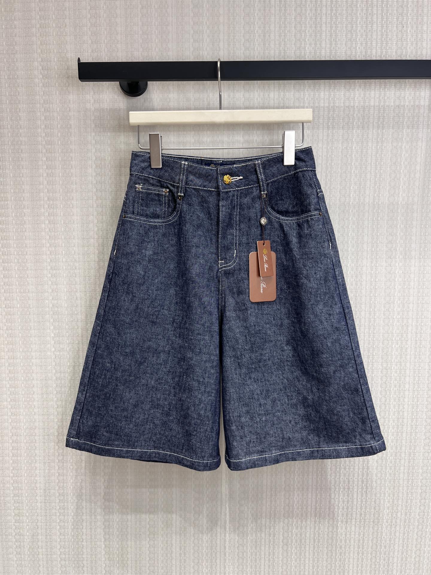 NO:803724,26 spring and summer new product LP high-waisted A-line wide-leg cut, perfectly modifying the crotch and leg lines, extremely friendly to pear-shaped and apple-shaped figures, easily creating a 30-70 proportion, making you look taller and slimmer in one step. After washing and distressing, it presents a natural retro tannin texture, soft and skin-friendly, breathable and not sweaty, and will not deform after long-term wear  Contrast color topstitching is neat, metal texture buttons + exquisite hang tags, details highlight quality; classic denim pocket design, practical and beautiful, ready for sale, sml real shot details,, loro piana,1986090926春夏新品 LP 高腰A字阔腿剪裁,完美修饰胯部与腿部线条,对梨形、苹果型身材极度友好,轻松打造三七分比例,显高显瘦一步到位 经过水洗做旧工艺,呈现自然复古的丹宁纹理,手感柔软亲肤,透气不闷汗,久穿不变形 撞色明线走线工整,金属质感纽扣+精致吊牌,细节彰显品质；经典牛仔口袋设计,实用又美观现货出售smL实拍细节图,,loro piana,,Women's clothing