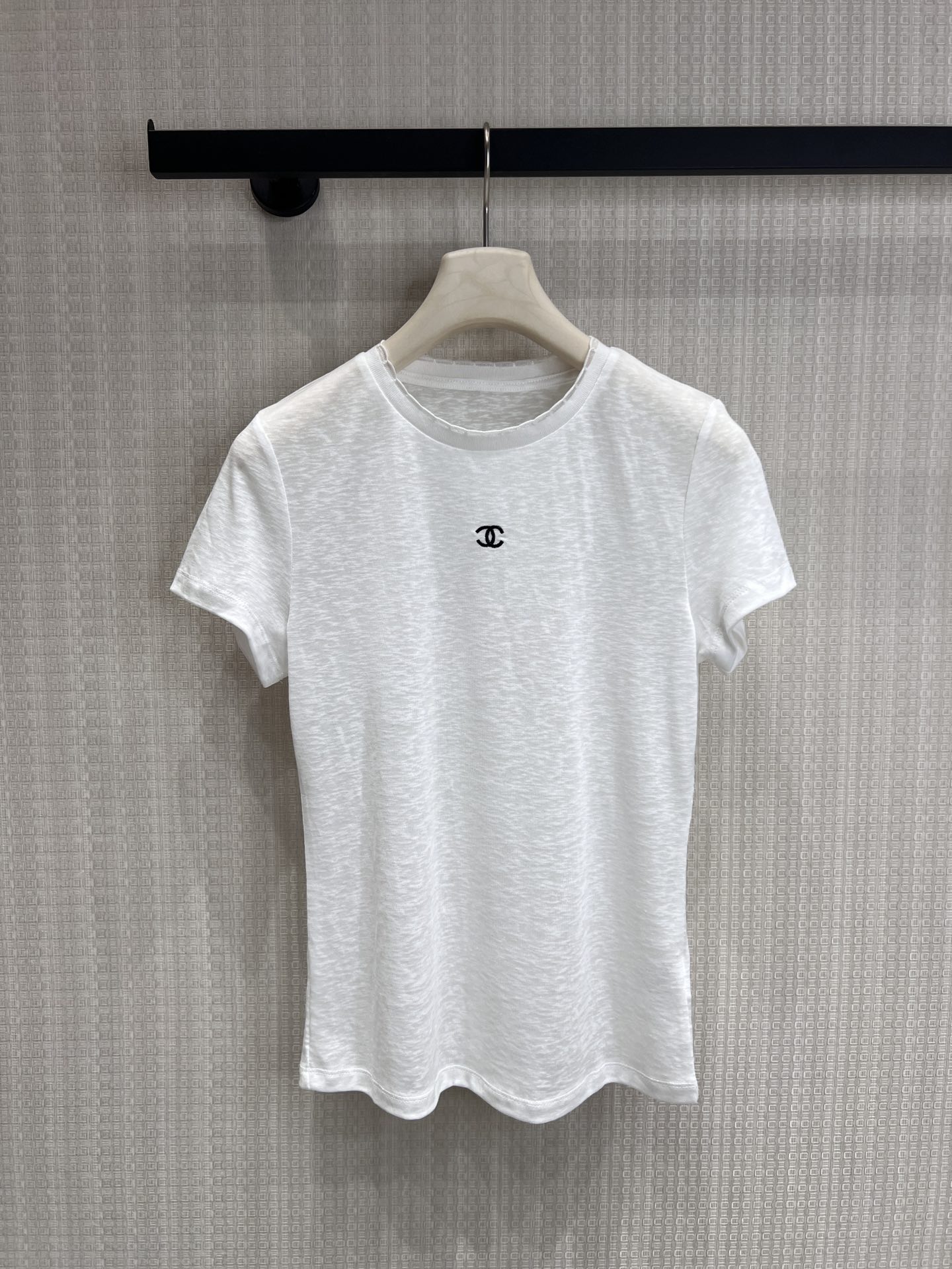 NO:804754,Designer model High-count slub cotton, with its own texture, breathable and skin-friendly, draped and not sweaty, not easily deformed after long-term wear. Classic round neck + fungus edge stitching, exquisite double C embroidery on the chest, simple and advanced, black and white, versatile and not picky. Slim-fitting and slightly elastic fit, not tight or bloated, modifies the body shape. Ready for sale sml real shot details,,19860909设计师款 高支竹节棉,自带肌理感,透气亲肤、垂坠不闷汗,久穿不易变形 经典圆领+木耳边锁边,胸口精致双C刺绣,简约高级,黑白两色百搭不挑人 修身微弹合身款,不紧绷不臃肿,修饰身形 现货出售sml 实拍细节图,,,Women's clothing