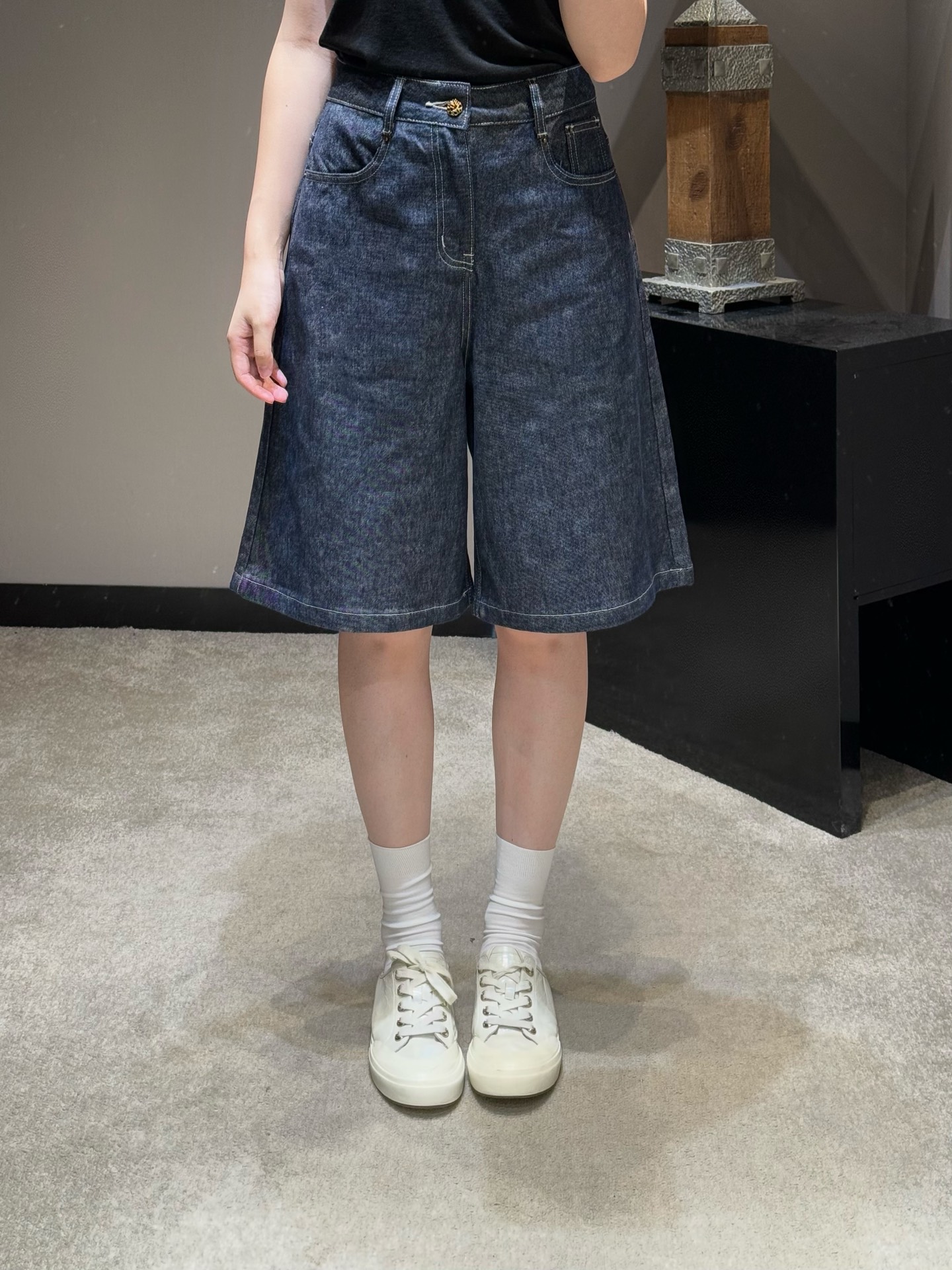 NO:803698,26 spring and summer new product LP high-waisted A-line wide-leg cut, perfectly modifying the crotch and leg lines, extremely friendly to pear-shaped and apple-shaped figures, easily creating a 30-70 proportion, making you look taller and slimmer in one step. After washing and distressing, it presents a natural retro tannin texture, soft and skin-friendly, breathable and not sweaty, and will not deform after long-term wear  Contrasting color topstitching and neat routing, metallic buttons + exquisite hang tags, details highlight quality; classic denim pocket design, practical and beautiful, ready for sale sml,,loro piana,1986090926春夏新品 LP 高腰A字阔腿剪裁,完美修饰胯部与腿部线条,对梨形、苹果型身材极度友好,轻松打造三七分比例,显高显瘦一步到位 经过水洗做旧工艺,呈现自然复古的丹宁纹理,手感柔软亲肤,透气不闷汗,久穿不变形 撞色明线走线工整,金属质感纽扣+精致吊牌,细节彰显品质；经典牛仔口袋设计,实用又美观现货出售smL,,loro piana,,Women's clothing