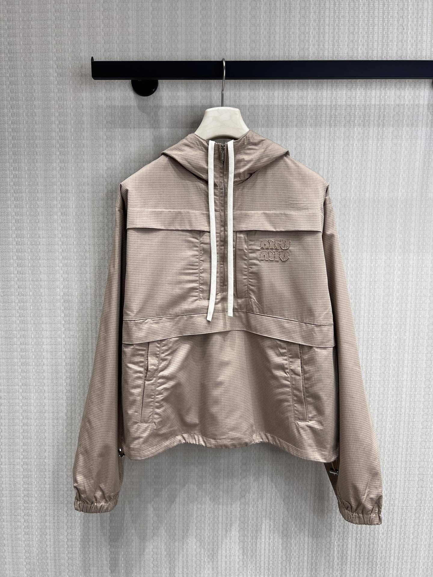 NO:804761,Outerwear batch Miu has mastered the sweet-cool sense of relaxation with this khaki plaid hooded jacket, which directly adds a sense of luxury to spring and summer outfits!  Low saturation milk tea khaki color + fine plaid texture, gentle and noble, yellow skin looks great when worn, half zipper hooded design with soft light filter + milky white drawstring, sweet and cool feeling can be filled directly, it can be salty or sweet!  The three-dimensional embroidery logo of the same color on the chest is low-key and luxurious, and the sense of detail is directly full. You can see the texture of the counter at a glance. Ready for sale, smL real shot details,, miumiu, jackets & coats, hats,19860909外套批 Miu把甜酷松弛感玩明白了这件卡其格纹连帽冲锋衣,直接把春夏穿搭的高级感拉满！低饱和奶茶卡其色+细格纹肌理,温柔又显贵,黄皮穿巨显白,自带柔光滤镜半拉链连帽设计+奶白抽绳,甜酷感直接拉满,可盐可甜！ 胸口同色系立体刺绣Logo,低调中透着奢华,细节感直接拉满,一眼就是专柜质感.现货出售 smL实拍细节图,,miumiu,jackets & coats,hats,,Women's clothing