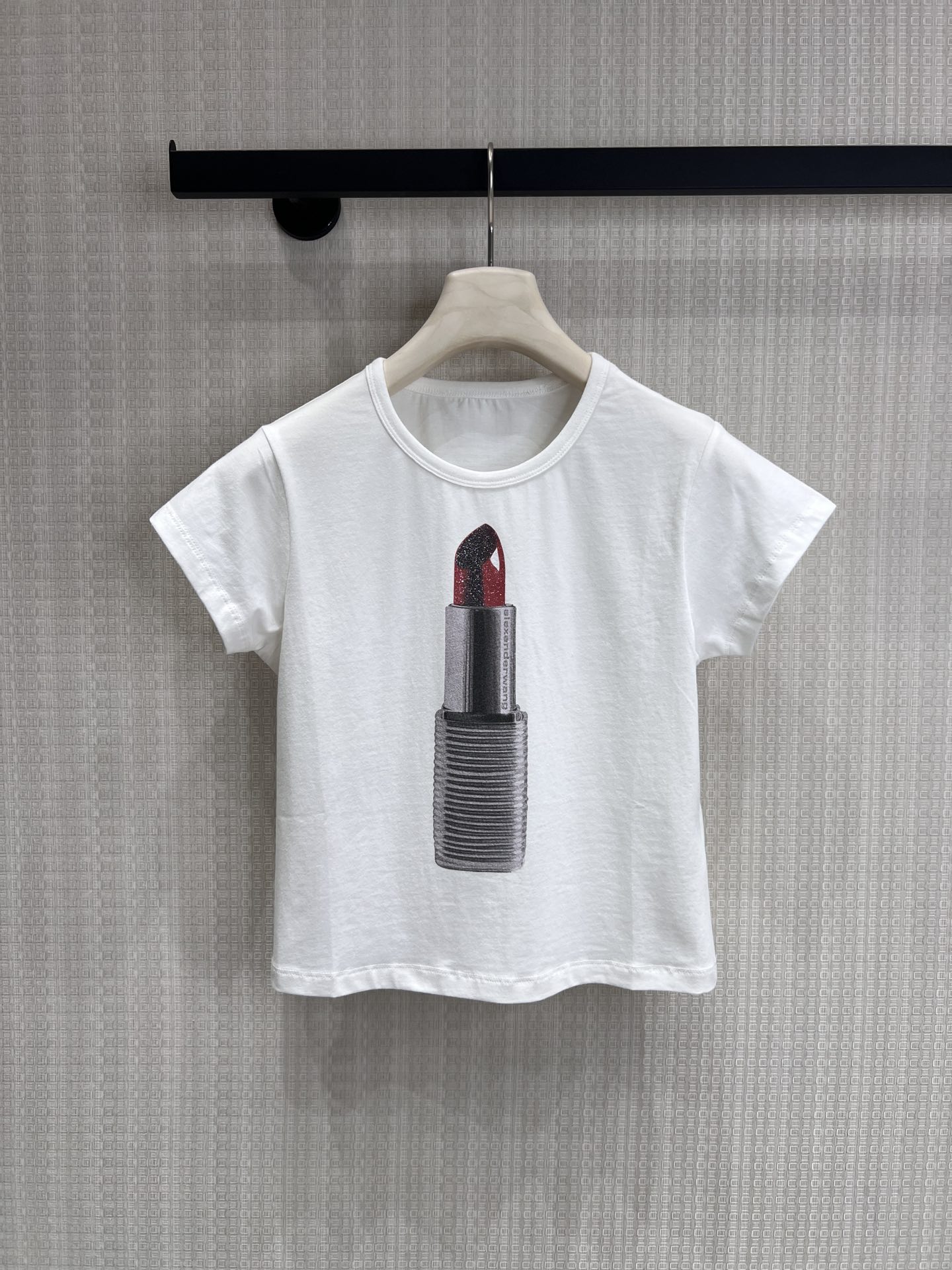 NO:804783,26 spring and summer new product Alex** American high-street fashion brand, with its own fashion genes. Washed smoke gray, full of retro and old-fashioned feeling; large print of iconic lipstick on the front, full of recognition, full of sweet and cool feeling. Short and slim fit, optimized body proportions, making your legs longer in seconds; topstitch binding + rolled edge round neck, full of details. High gram weight pure cotton, soft and waxy, skin-friendly, breathable and not sweaty, old craftsmanship, not easy to fade after long wear. Ready for sale  smL real shot details,,1986090926春夏新品Alex**美式高街潮牌,自带时髦基因 做旧水洗烟灰色,复古做旧感拉满；正面标志性口红大印花,辨识度拉满,甜酷感十足 短款修身剪裁,优化身材比例,秒变大长腿；明线包边+卷边圆领,细节感拉满 高克重纯棉,软糯亲肤,透气不闷汗,做旧工艺久穿不易掉色现货出售 smL实拍细节图,,,Women's clothing