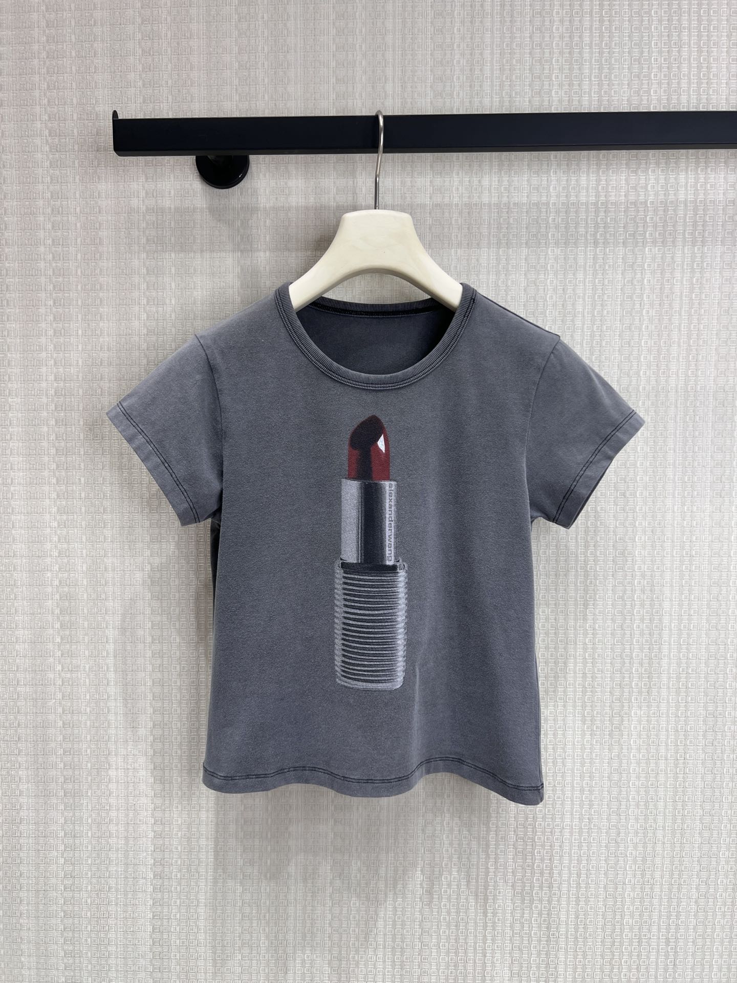 NO:804768,26 spring and summer new product Alex** American high-street fashion brand, with its own fashion genes. Washed smoke gray, full of retro and old-fashioned feeling; large print of iconic lipstick on the front, full of recognition, full of sweet and cool feeling. Short and slim fit, optimized body proportions, making your legs longer in seconds; topstitch binding + rolled edge round neck, full of details. High gram weight pure cotton, soft and waxy, skin-friendly, breathable and not sweaty, old craftsmanship, not easy to fade after long wear. Ready for sale  smL real shot details,,1986090926春夏新品Alex**美式高街潮牌,自带时髦基因 做旧水洗烟灰色,复古做旧感拉满；正面标志性口红大印花,辨识度拉满,甜酷感十足 短款修身剪裁,优化身材比例,秒变大长腿；明线包边+卷边圆领,细节感拉满 高克重纯棉,软糯亲肤,透气不闷汗,做旧工艺久穿不易掉色现货出售 smL 实拍细节图,,,Women's clothing