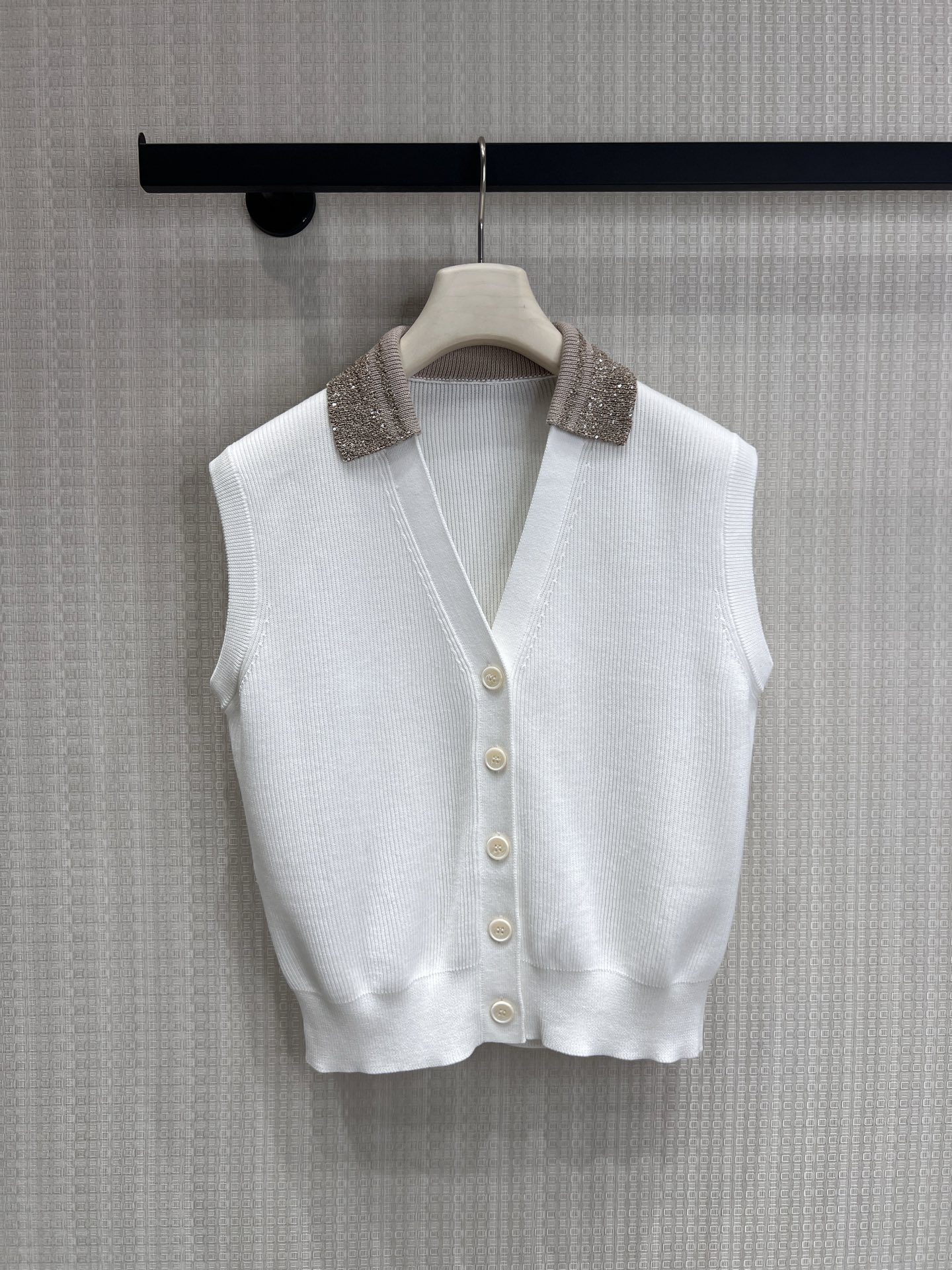 NO:805568,BC 26 spring and summer new style knitted vest. The fine glitter on the neckline is the finishing touch. It has a soft and glutinous texture and has a high-end soft light. It is clear and transparent when worn alone, and it is colorful when layered, turning daily wear into an exquisite picture. Milky white tone + champagne gold flash diamond collar, low saturation color matching is gentle and dignified. The single-breasted design is casual and neat. It can be layered or worn alone in spring and summer and has a high-end atmosphere. Ready for sale, smL real shot details,,19860909BC 26春夏新款 针织马甲 领口的细闪是点睛之笔,软糯坑条肌理,自带高级柔光感 单穿清透,叠穿出彩,把日常穿成精致画报 奶白调+香槟金闪钻领,低饱和度配色温柔又显贵, 单排扣设计随性又利落,春夏叠穿/单穿都自带高级氛围感现货出售 smL实拍细节图,,,Women's clothing