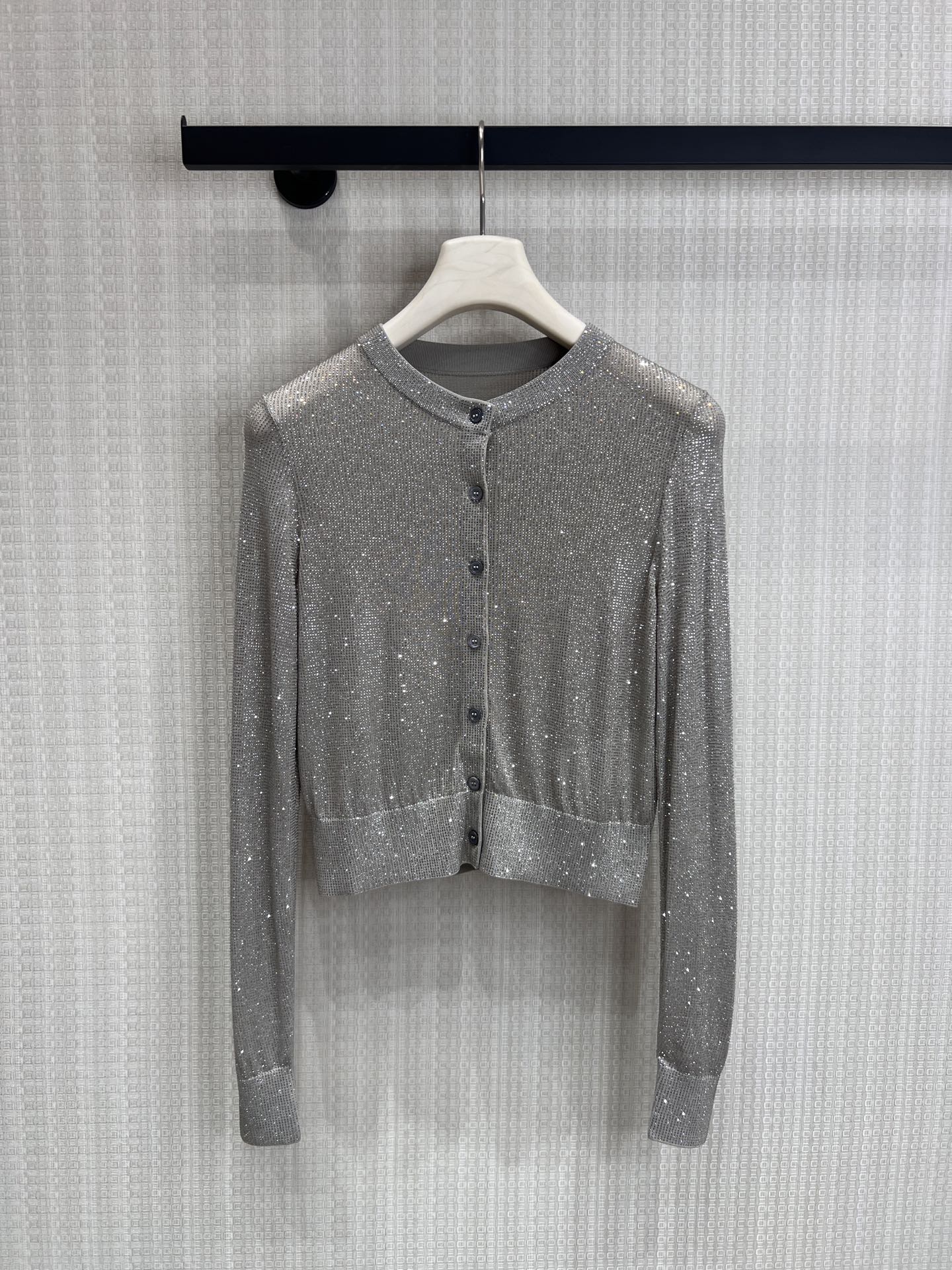 NO:804779,26 new spring and summer Alex** diamond cardigan｜Wear the Milky Way on your body, the king's style!  The diamond-encrusted knitted cardigan adds a sense of atmosphere. The king gray-toned glittering diamond cardigan with built-in flashlight is perfect for commuting and dating. A must-have for early autumn | The diamond-embellished knitted cardigan is elegant and effortless. It’s a diamond-crushing machine in the world!  King's classic round-neck cardigan, whoever wears it will be the focus. It has a high-end feel and is sold in stock. SmL real shot details,, alexander wang,1986090926春夏新品Alex**钻光开衫｜把银河穿在身上 大王封神款！满钻针织开衫,氛围感直接拉满 自带闪光灯 大王灰调闪钻开衫,通勤约会双杀 早秋刚需｜钻饰针织开衫,显贵不费力 人间碎钻机！大王经典圆领开衫,谁穿谁是焦点 高级感焊在身上现货出售smL实拍细节图,,alexander wang,,Women's clothing