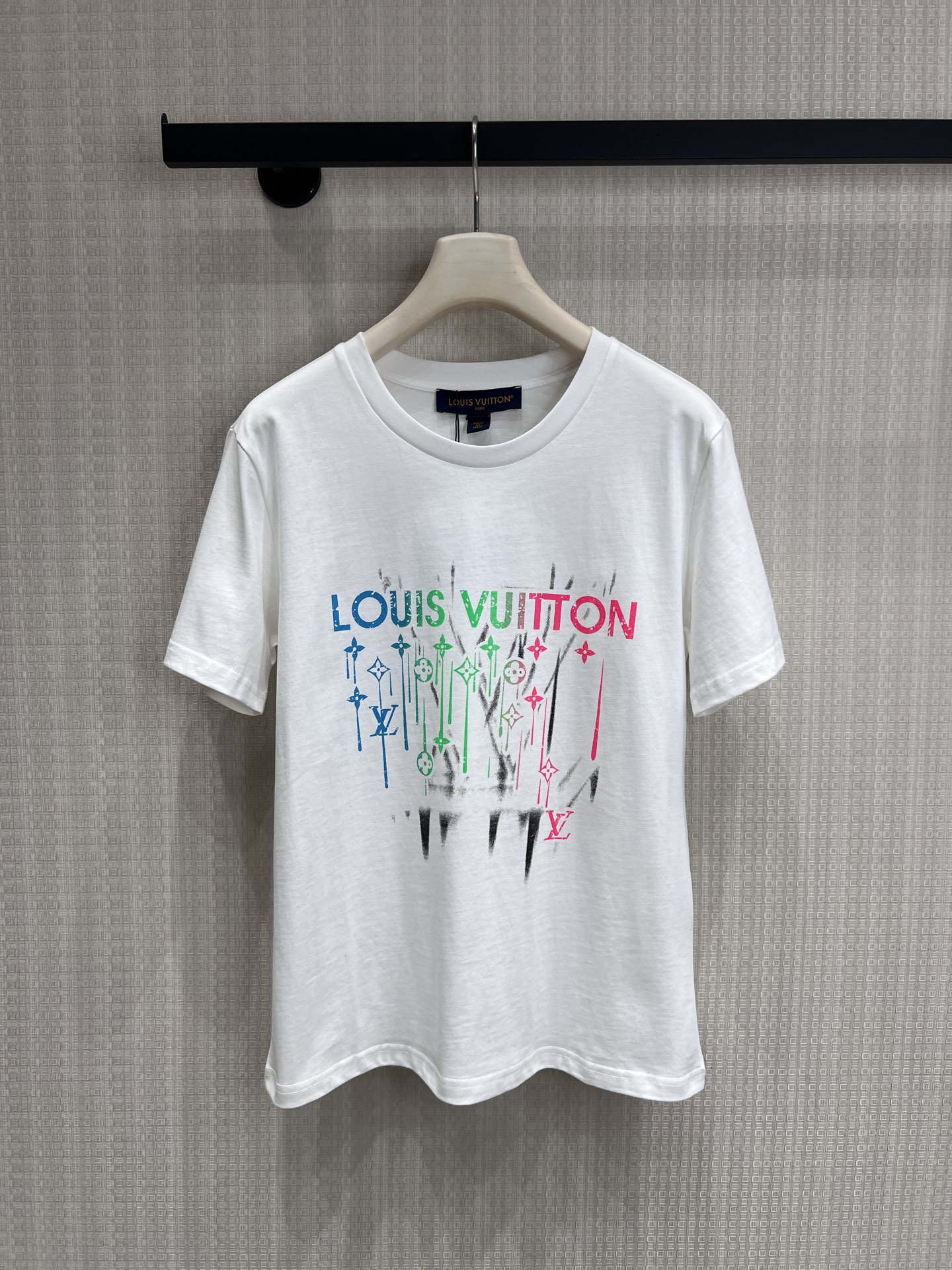 NO:805573,The Lujia graffiti T-shirt directly welds the 'high street atmosphere' on the body!  The contrasting graffiti letters on the chest + dripping print design bring a sense of street coolness, breaking the boring feeling of conventional T-shirts. It looks very stylish when paired with jeans and sweatpants. It looks like a blockbuster when you take a photo on the street. It is a must-have eye-catching tool for fashionistas!  Ready for sale sml real shot details, louis vuitton, louis vuitton, jeans, tees, t-shirt,19860909驴家 涂鸦T恤直接把“高街氛围感”焊在身上！胸前撞色涂鸦字母+滴落式印花设计,自带街头酷感,打破常规T恤的沉闷感 搭配牛仔裤、运动裤都超有范儿,出街随手一拍都是大片感,是潮人必备的吸睛利器！现货出售smL 实拍细节图,,louis vuitton,louis vuitton,jeans,tees，t-shirt,,Women's clothing
