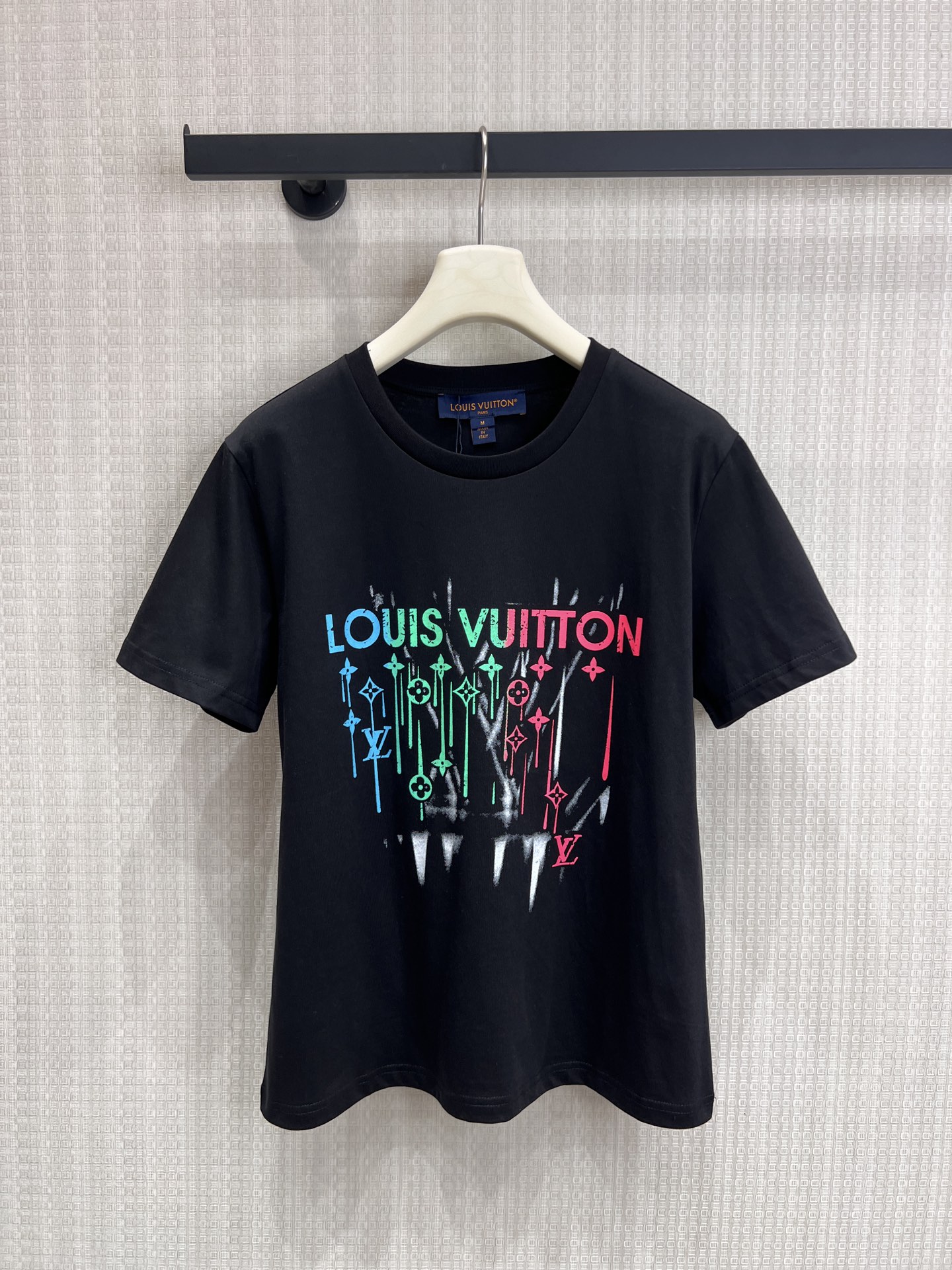 NO:805569,The Lujia graffiti T-shirt directly welds the 'high street atmosphere' on the body!  The contrasting graffiti letters on the chest + dripping print design bring a sense of street coolness, breaking the boring feeling of conventional T-shirts. It looks very stylish when paired with jeans and sweatpants. It looks like a blockbuster when you take a photo on the street. It is a must-have eye-catching tool for fashionistas!  Ready-made smL real-shot detailed pictures for sale, louis vuitton, louis vuitton, jeans, tees, t-shirt,19860909驴家 涂鸦T恤直接把“高街氛围感”焊在身上！胸前撞色涂鸦字母+滴落式印花设计,自带街头酷感,打破常规T恤的沉闷感 搭配牛仔裤、运动裤都超有范儿,出街随手一拍都是大片感,是潮人必备的吸睛利器！现货出售smL实拍细节图,,louis vuitton,louis vuitton,jeans,tees，t-shirt,,Women's clothing