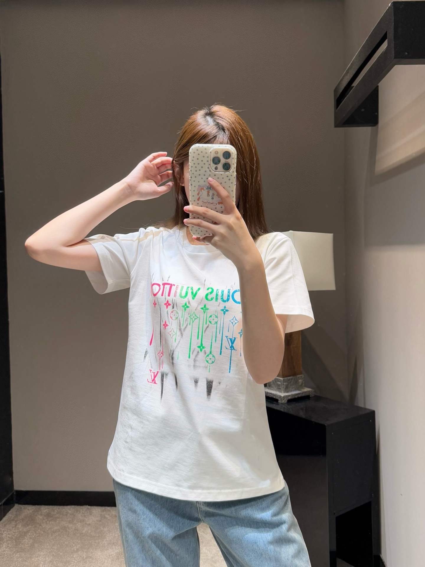 NO:805560,The Lujia graffiti T-shirt directly welds the 'high street atmosphere' on the body!  The contrasting graffiti letters on the chest + dripping print design bring a sense of street coolness, breaking the boring feeling of conventional T-shirts. It looks very stylish when paired with jeans and sweatpants. It looks like a blockbuster when you take a photo on the street. It is a must-have eye-catching tool for fashionistas!  Spot sale sml,,louis vuitton,louis vuitton,jeans,tees,t-shirt,19860909驴家 涂鸦T恤直接把“高街氛围感”焊在身上！胸前撞色涂鸦字母+滴落式印花设计,自带街头酷感,打破常规T恤的沉闷感 搭配牛仔裤、运动裤都超有范儿,出街随手一拍都是大片感,是潮人必备的吸睛利器！现货出售smL,,louis vuitton,louis vuitton,jeans,tees，t-shirt,,Women's clothing