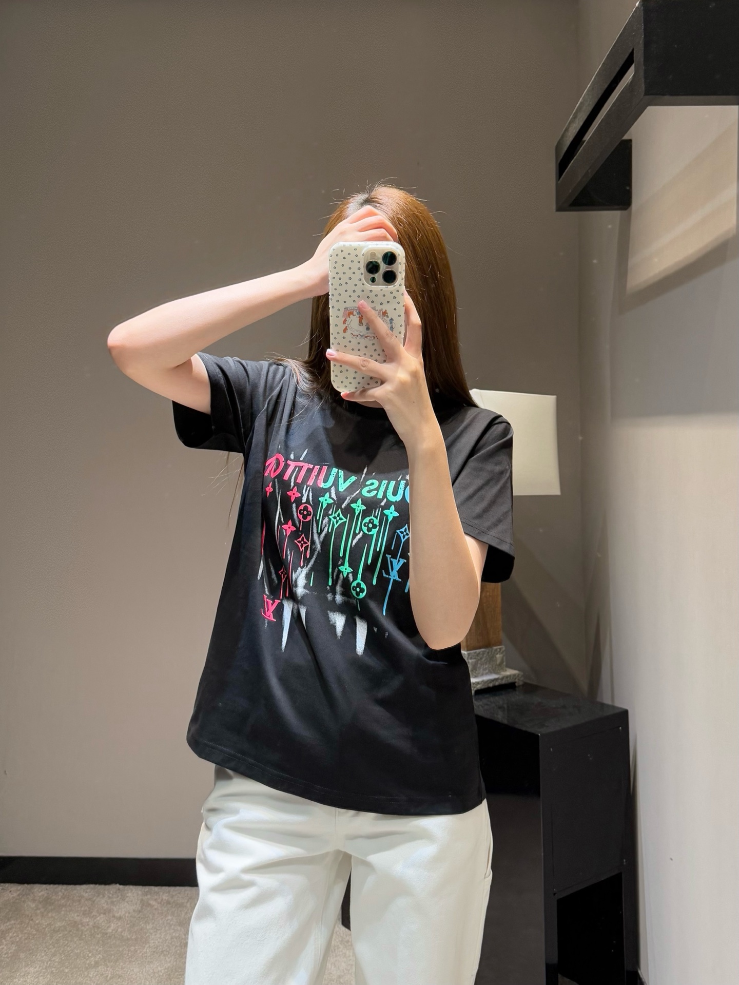 NO:805571,The Lujia graffiti T-shirt directly welds the 'high street atmosphere' on the body!  The contrasting graffiti letters on the chest + dripping print design bring a sense of street coolness, breaking the boring feeling of conventional T-shirts. It looks very stylish when paired with jeans and sweatpants. It looks like a blockbuster when you take a photo on the street. It is a must-have eye-catching tool for fashionistas!  Spot sale sml,,louis vuitton,louis vuitton,jeans,tees,t-shirt,19860909驴家 涂鸦T恤直接把“高街氛围感”焊在身上！胸前撞色涂鸦字母+滴落式印花设计,自带街头酷感,打破常规T恤的沉闷感 搭配牛仔裤、运动裤都超有范儿,出街随手一拍都是大片感,是潮人必备的吸睛利器！现货出售smL,,louis vuitton,louis vuitton,jeans,tees，t-shirt,,Women's clothing