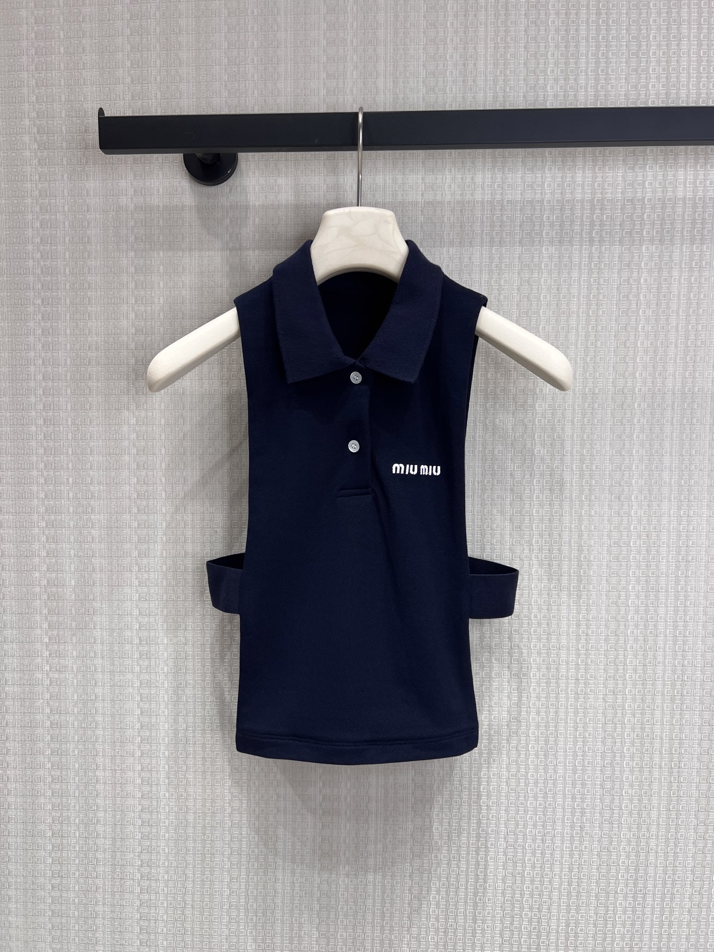 NO:840137,26 new spring and summer products Miu** Navy Waistless Polo Sleeveless Top. The navy color has a girly feel, which balances the sweetness and coolness of the college style. The classic Polo lapel + placket button, matched with the brand logo on the chest, are highly recognizable. The hollow design on the side waist quietly reveals a little waistline, which can be directly manipulated for pure lust. The short cut optimizes the proportions and is perfect for pairing with denim shorts and pleated skirts. It is a must-have for hot girls in summer!  Spot sale smL,,miumiu,skirts,shorts,1986090926春夏新品 Miu**藏青露腰Polo无袖上衣 自带少女感的藏青色,把学院风的甜和酷平衡得刚刚好. 经典Polo翻领+门襟纽扣,搭配胸前品牌标识,辨识度拉满, 侧腰镂空设计,悄悄露出一点腰线,纯欲感直接拿捏,短款剪裁优化比例,搭配牛仔短裤、百褶裙都超合适,夏日辣妹必备款！现货出售smL,,miumiu,skirts,shorts,,Women's clothing