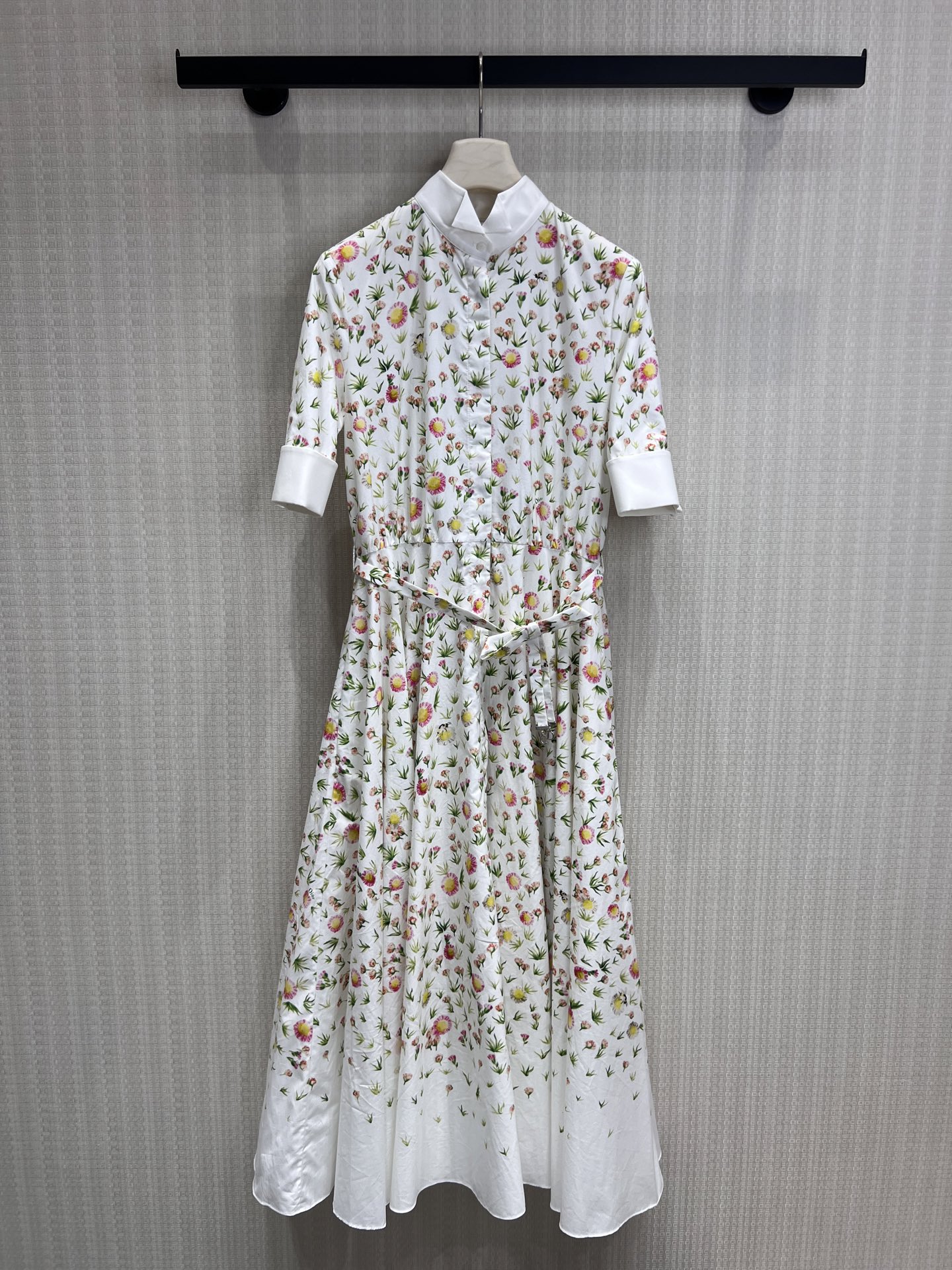NO:806207,Dio** French pastoral floral shirt collar dress. Gentle atmosphere and temperament style. Waist A-line large skirt design, built-in slimming filter, belt outlines the waistline, covering the flesh and showing proportions. The long version is elegant and not procrastinating. Lapel shirt collar + contrasting cuffs, with fresh hand-painted floral print, has a French pastoral atmosphere. It is gentle when worn alone, or can be worn with a suit to create a commuting style.  High-quality fabric with a drapey feel, breathable and skin-friendly, the upper body is refreshing and not stuffy, the large skirt has a sense of elegance when walking, suitable for daily wear or date wear, ready for sale, sml real shot details, dior, skirts, shirts, business suit,19860909Dio** 法式田园碎花衬衫领连衣裙 温柔氛围感气质款 收腰A字大裙摆设计,自带显瘦滤镜,腰带勾勒腰线,遮肉又显比例,长款版型优雅不拖沓 翻领衬衫领+撞色袖口,搭配清新手绘碎花印花,自带法式田园氛围感,单穿温柔,外搭西装也能打造通勤风 垂坠感优质面料,透气亲肤,上身清爽不闷热,大裙摆走路自带飘逸感,日常穿或约会穿都合适现货出售 smL实拍细节图,,dior,skirts,shirts,business suit,,Women's clothing