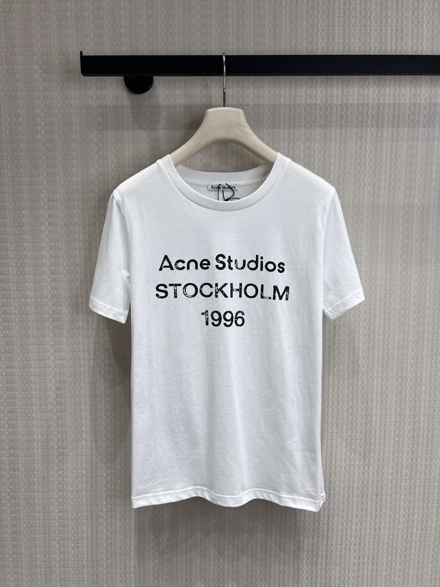 NO:807264,26 new spring and summer products Ac** This 1996 letter T is so good at bringing out the 'old-fashioned' street atmosphere, and it is easy to handle Dirty Fit. The soft and breathable fabric, zero-binding black and white colors on the upper body can directly take over your outfit for the week. It looks great with jeans/sweatpants/blazers. It is a must-have basic ceiling for fashionable people's wardrobes!  Ready for sale sml real shot details, jackets & coats, business suit,1986090926春夏新品 Ac**这只1996字母T太会了自带“做旧感”的街头氛围,Dirty Fit轻松拿捏 软垂透气的面料,上身零束缚黑白两色直接承包你的一周穿搭 搭牛仔/运动裤/西装外套都超有那味儿 潮人衣柜必备的基础款天花板！现货出售smL 实拍细节图,,jackets & coats,business suit,,Women's clothing