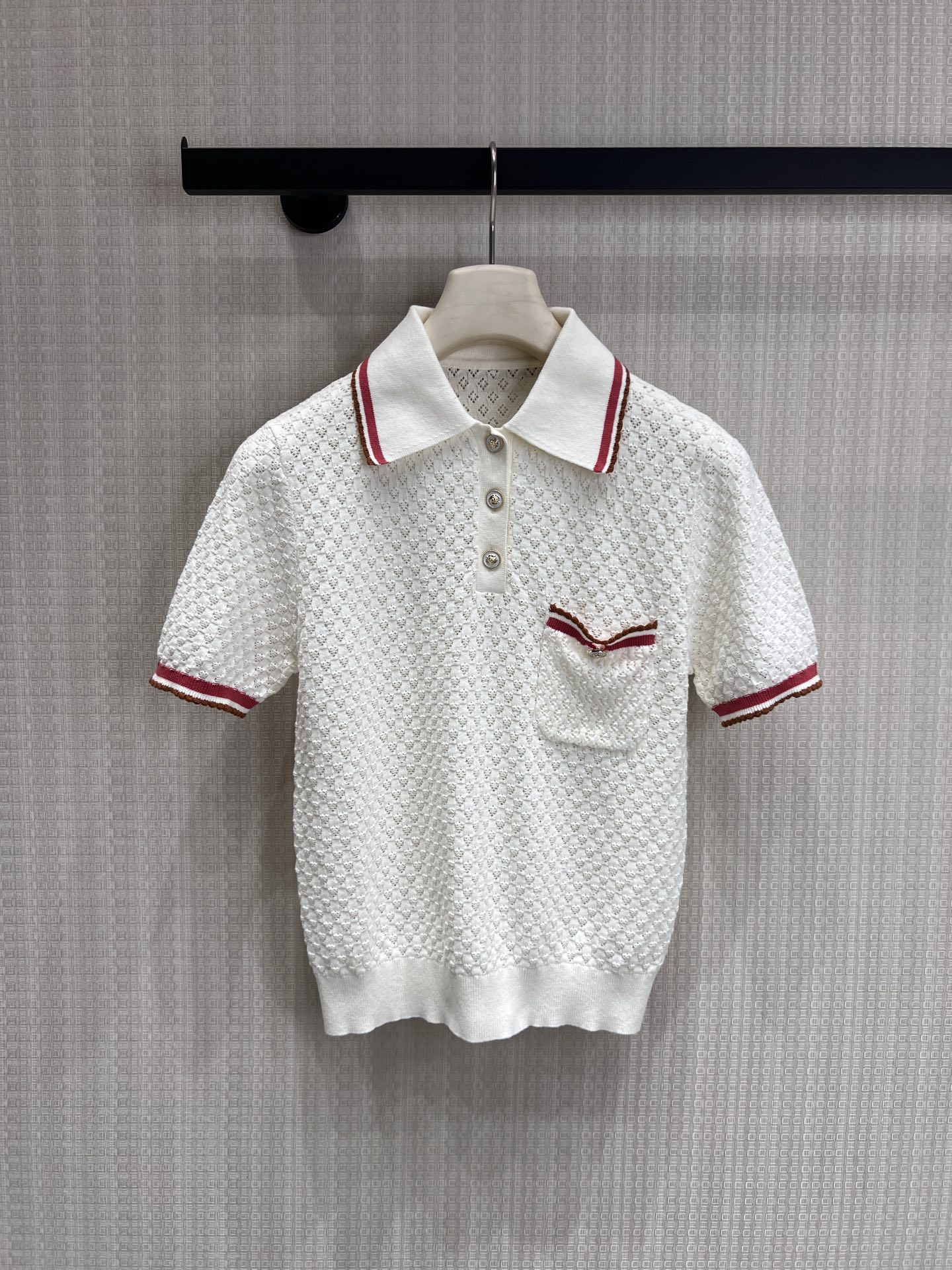NO:806214,chan26 new spring and summer product, French gentle contrasting color knitted T-shirt, with textured waffle hollow fabric, red and white edging contrasting design, reducing age without being childish, refreshing and breathable when worn alone, can also create a sense of layering when paired with a jacket, it is a versatile style in the wardrobe, ready for sale, smL real shot details,, chanel, jackets & coats, tees, t-shirt,19860909chan26春夏新品 法式温柔撞色针织T恤 自带肌理感的华夫格镂空面料,红白镶边撞色设计,减龄又不幼稚,单穿清爽透气,搭配外套也能打造层次感,是衣柜里的百搭款现货出售 smL实拍细节图,,chanel,jackets & coats,tees，t-shirt,,Women's clothing