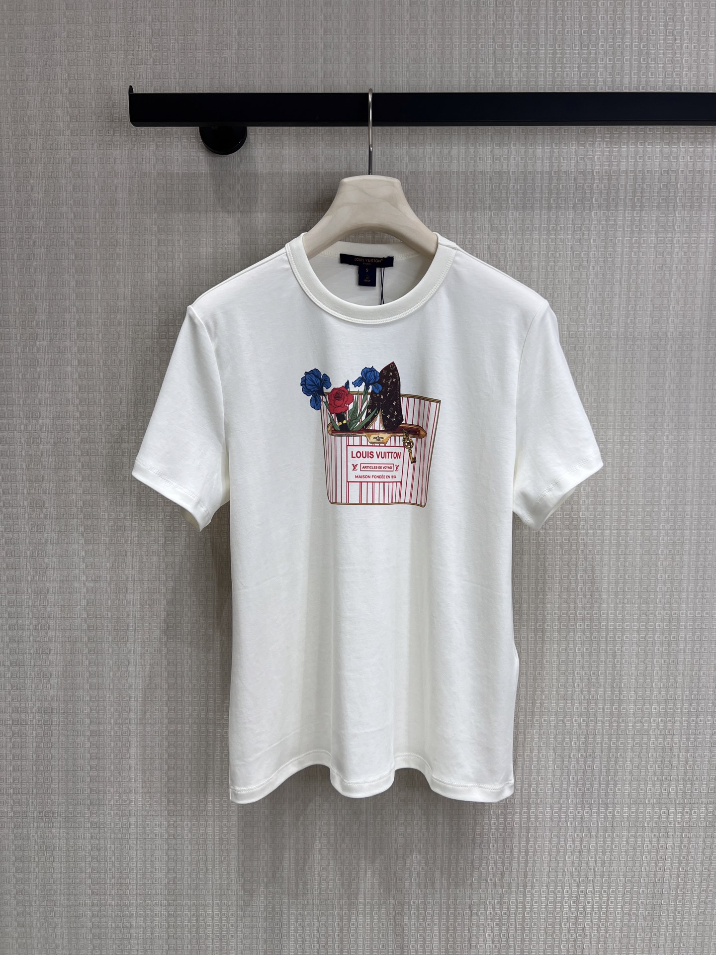 NO:807278,26 spring and summer new products Lujia classic white T-shirt is centered on the brand's iconic striped gift box print, with presbyopia, iris and rose elements integrated to create a French romantic atmosphere. The skin-friendly and breathable cotton fabric is selected, soft and delicate to the touch, comfortable and unburdened on the upper body; the neat round neck and standard straight version show more temperament regardless of body shape, and can be easily adapted to daily casual or matching suits. Ready for sale sml real shot details, louis vuitton, louis  vuitton, business suit,1986090926春夏新品 驴家经典白T以品牌标志性的条纹礼盒印花为核心,老花、鸢尾花与玫瑰元素融合,营造法式浪漫氛围.甄选亲肤透气的棉质面料,触感柔软细腻,上身舒适无负担；利落圆领与标准直筒版型,不挑身材更显气质,日常休闲或搭配西装都能轻松适配.现货出售smL实拍细节图,,louis vuitton,louis vuitton,business suit,,Women's clothing