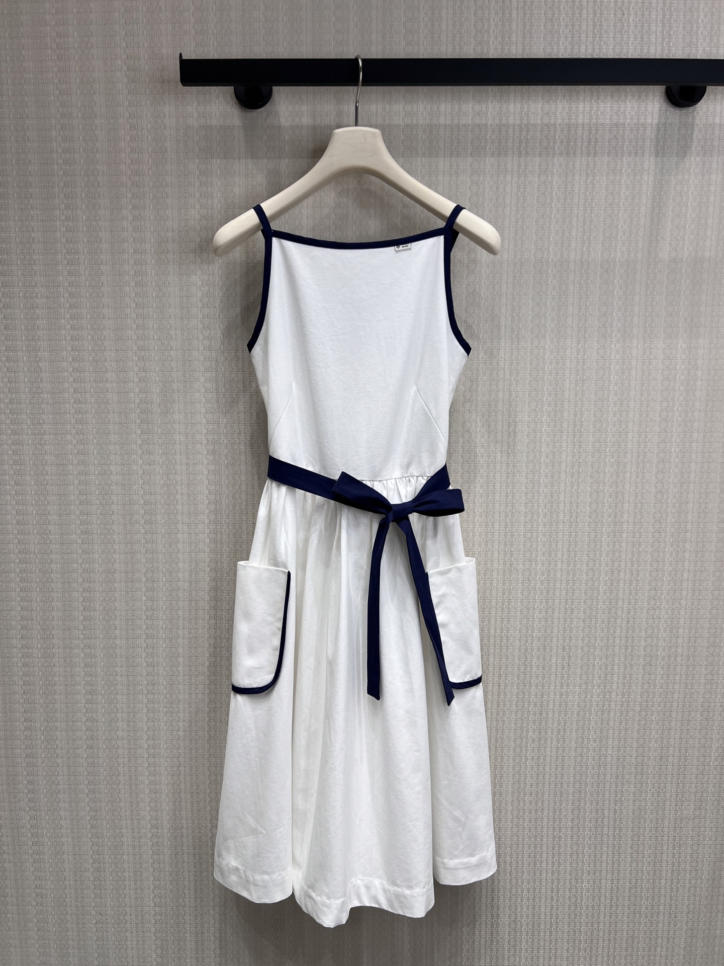 NO:841542,pra**26 new spring and summer navy-style contrasting suspender skirt｜Wear summer refreshingness on your body. Clean white base, navy blue contrasting color outlines, with a fresh texture of French navy style. Thin shoulder straps + square collar design, make the shoulder and neck lines slender and elegant, and the bow tie at the waist can easily hold the waistline, creating a golden ratio of three to seven points.  The design of large pockets on both sides is practical and playful. The upper body of the drape fabric is refreshing and breathable, not sweaty or close-fitting. It is a versatile style that does not choose any scene. It is intellectual and elegant for commuting and for a energetic girl when traveling. One piece can provide gentleness and freshness throughout the summer. Ready for sale sml, prada, skirts, gold,19860909pra**26春夏新品 海军风撞色吊带裙｜把夏日清爽穿在身上 干净白调基底,藏青撞色勾勒轮廓,自带法式海军风的清新质感. 细肩带+方领设计,衬得肩颈线条纤细优雅,腰间蝴蝶结系带,轻松收住腰线,打造三七分黄金比例. 两侧大口袋设计,实用又俏皮,垂坠感面料上身清爽透气,不闷汗也不贴身.不挑场景的百搭款,通勤穿是知性优雅,出游穿是元气少女,一件承包整个夏天的温柔与清爽.现货出售smL,,prada,skirts,gold,,Women's clothing