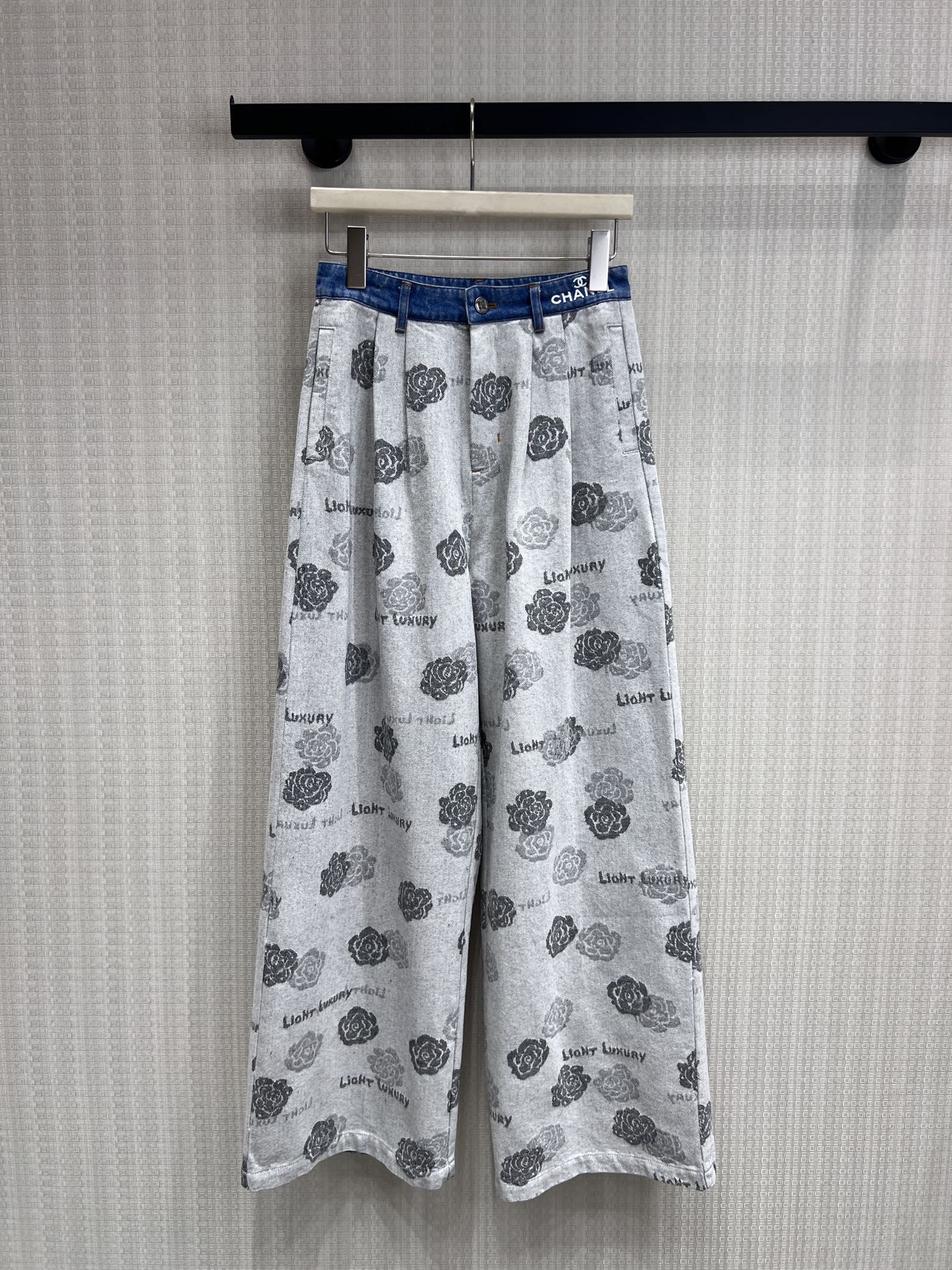 NO:834280,26 new spring and summer products Cha** wide-leg pants with a high-end atmosphere, covering all your dressing styles. The light gray background is gentle and eye-catching, and the silver-gray camellia jacquard all over the body hides a sense of unobtrusive nobility. The brand logo on the denim spliced waistband is a classic fragrance detail that can be picked up at a glance.  The high-waisted wide-leg version has a great drape, gently modifies the leg shape, and quietly hides the small flesh of the crotch and thighs, allowing you to easily have supermodel proportions. Ready for sale smL,,1986090926春夏新品 Cha**自带高级氛围感的阔腿裤,承包你所有的穿搭格调 浅灰底色温柔又耐看,通体银灰山茶花提花,藏着不张扬的贵气感 牛仔拼接腰头的品牌标识,是一眼就能get的经典香风细节 高腰的阔腿版型,垂坠感超棒,温柔修饰腿型,悄悄藏起胯部和大腿的小肉肉,让你轻松拥有超模比例现货出售smL,,,Women's clothing