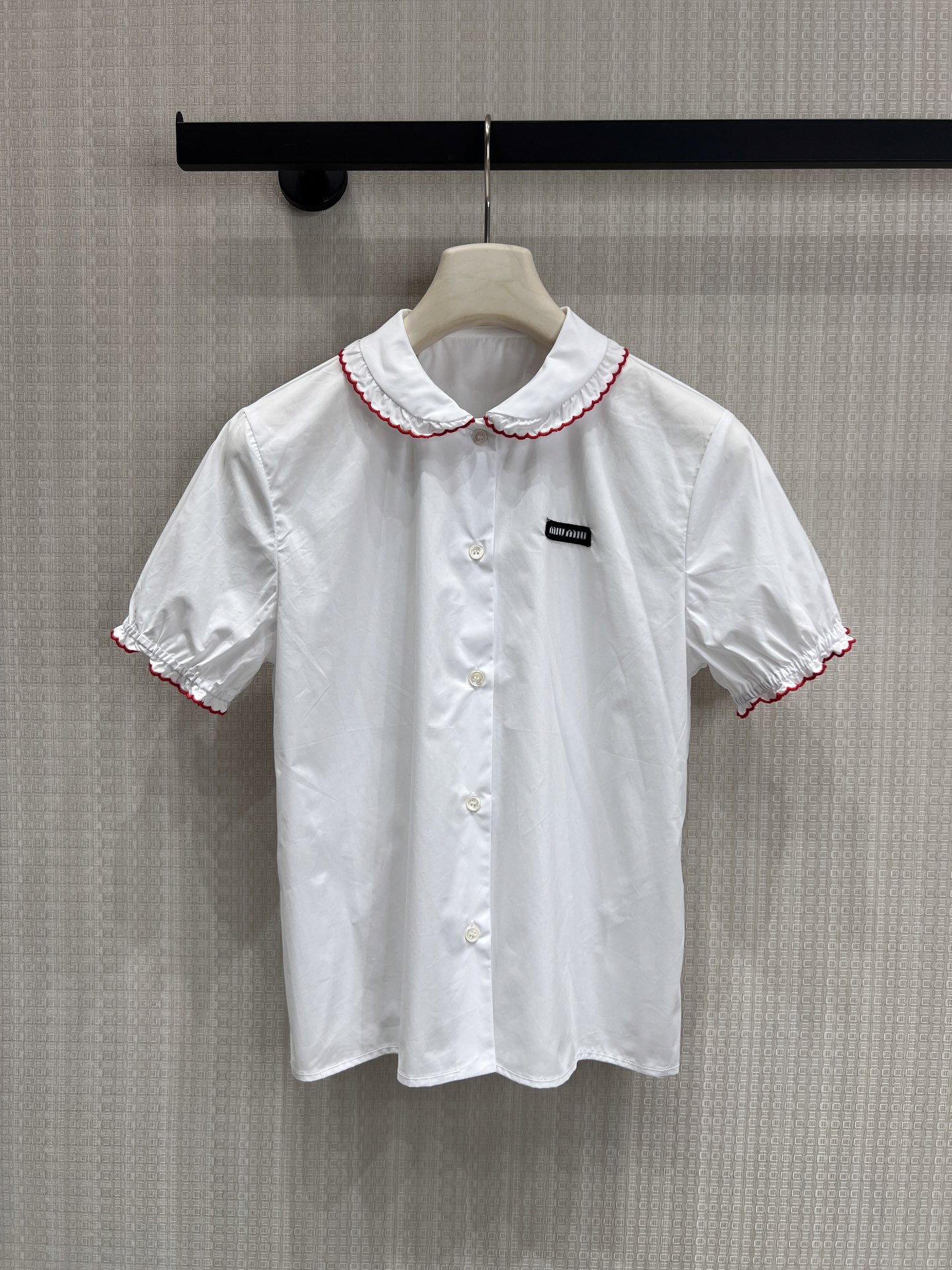 NO:834328,26 spring and summer new products Mi** red edge doll collar white shirt Whose girl's heart is pierced by this sweet girl's shirt!  Creamy white background color + contrasting red-edged doll collar, with its own vitality and age-reducing buff, the sweet but not greasy college feel makes it full of classics. The black label is low-key embellishment, exquisite and recognizable. Puff short sleeves + pleated cinch design, hide the flesh, and the upper body is smart and smart. Drape and anti-wrinkle cotton fabric, the upper body is refreshing and breathable, and it is not boring for daily wear. Ready for sale smL, shirts, T-shirt,1986090926春夏新品 Mi**红边娃娃领白衬衫 谁的少女心被这件甜妹衬衫戳中了！ 奶白底色+撞色红边娃娃领,自带元气减龄buff,甜而不腻的学院感拉满经典 黑标低调点缀,精致又有辨识度 泡泡短袖+褶皱收口设计,藏住拜拜肉,上身乖巧又灵动 垂顺抗皱的棉质面料,上身清爽透气,日常穿完全不闷现货出售smL,,shirts,T-shirt,,Women's clothing