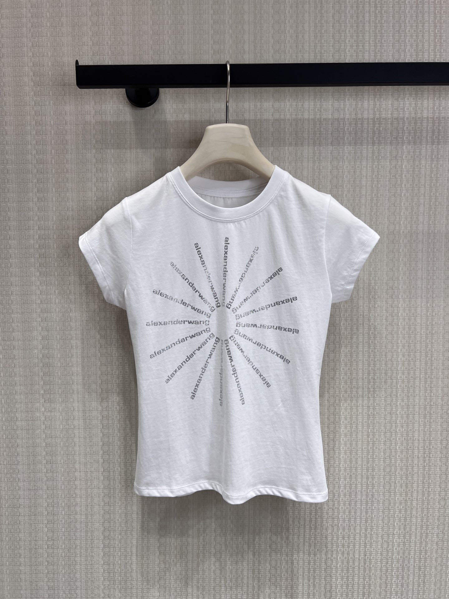 NO:834335,Alexa** hot-labeled slim-fitting short-sleeved king T-shirt is here for every hot girl. The classic black and white colors are unmistakable. The hot-diamond brand logo has its own eye-catching effect, low-key and recognizable. Slim-fitting waist tailoring, a small waist can be pinched in seconds, slimming and body proportions. The short length is just stuck at the waistline, paired with high-waisted pants/skirts to directly lengthen the legs. Soft and high-elastic fabric, the upper body is skin-friendly and not tight, and it is super comfortable for daily wear. Ready for sale smL,, alexander  wang,skirts,T-shirt,tees,t-shirt,19860909Alexa**烫标修身短袖 辣妹人手一件的大王T恤来啦 黑白两色经典不出错,烫钻品牌标自带吸睛效果,低调又有辨识度 修身收腰剪裁,秒掐出小蛮腰,显瘦又显身材比例短款长度刚好卡在腰线位置,搭配高腰裤/裙直接拉长双腿 软糯高弹面料,上身亲肤不紧绷,日常穿超舒服现货出售smL,,alexander wang,skirts,T-shirt,tees，t-shirt,,Women's clothing