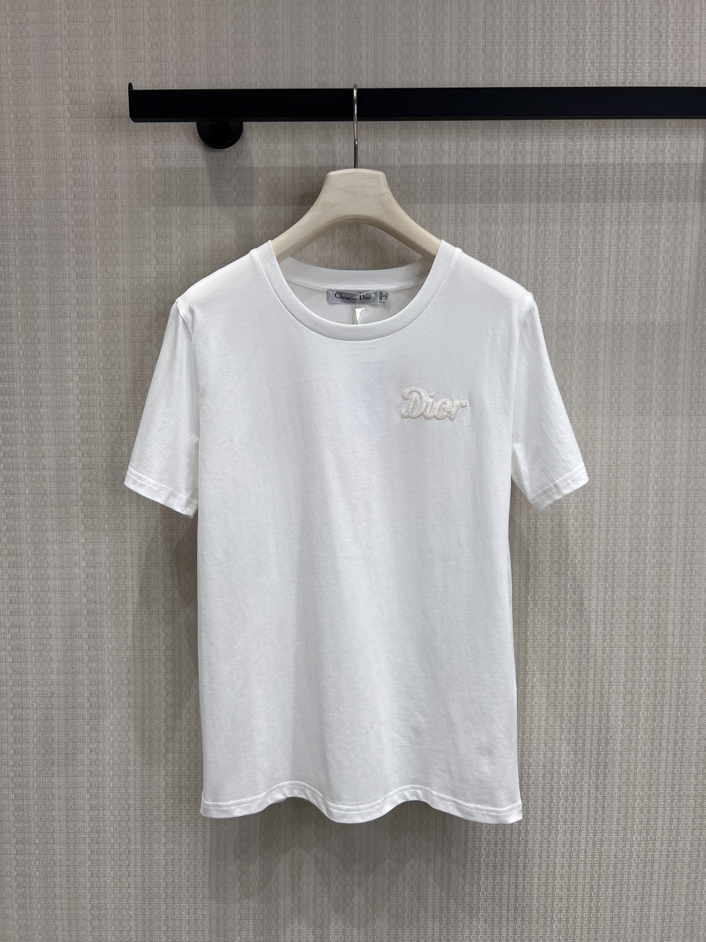 NO:834264,Dio* Basic T-shirt with embroidered logo is here, the 'universal base' for high-end wear. Classic black and white, a versatile choice that can never go wrong. Logo embroidered in the same color on the chest, low-key and delicate, unobtrusive yet recognizable. Soft, skin-friendly cotton fabric, breathable and comfortable for the upper body, super worry-free for daily wear. Slightly loose straight fit, not picky about your figure, can cover your body and make you look slimmer. Ready for sale  smL,,dior,tees,t-shirt,19860909Dio* 刺绣logo基础款T恤高级感穿搭的“万能打底”来啦 经典黑白两色,永远不出错的百搭选择 胸前同色系刺绣logo,低调又精致,不张扬却自带辨识度 柔软亲肤的棉质面料,上身透气舒适,日常穿超省心 微宽松直筒版型,不挑身材不挑人,遮肉显瘦效果拉满现货出售 smL,,dior,tees，t-shirt,,Women's clothing