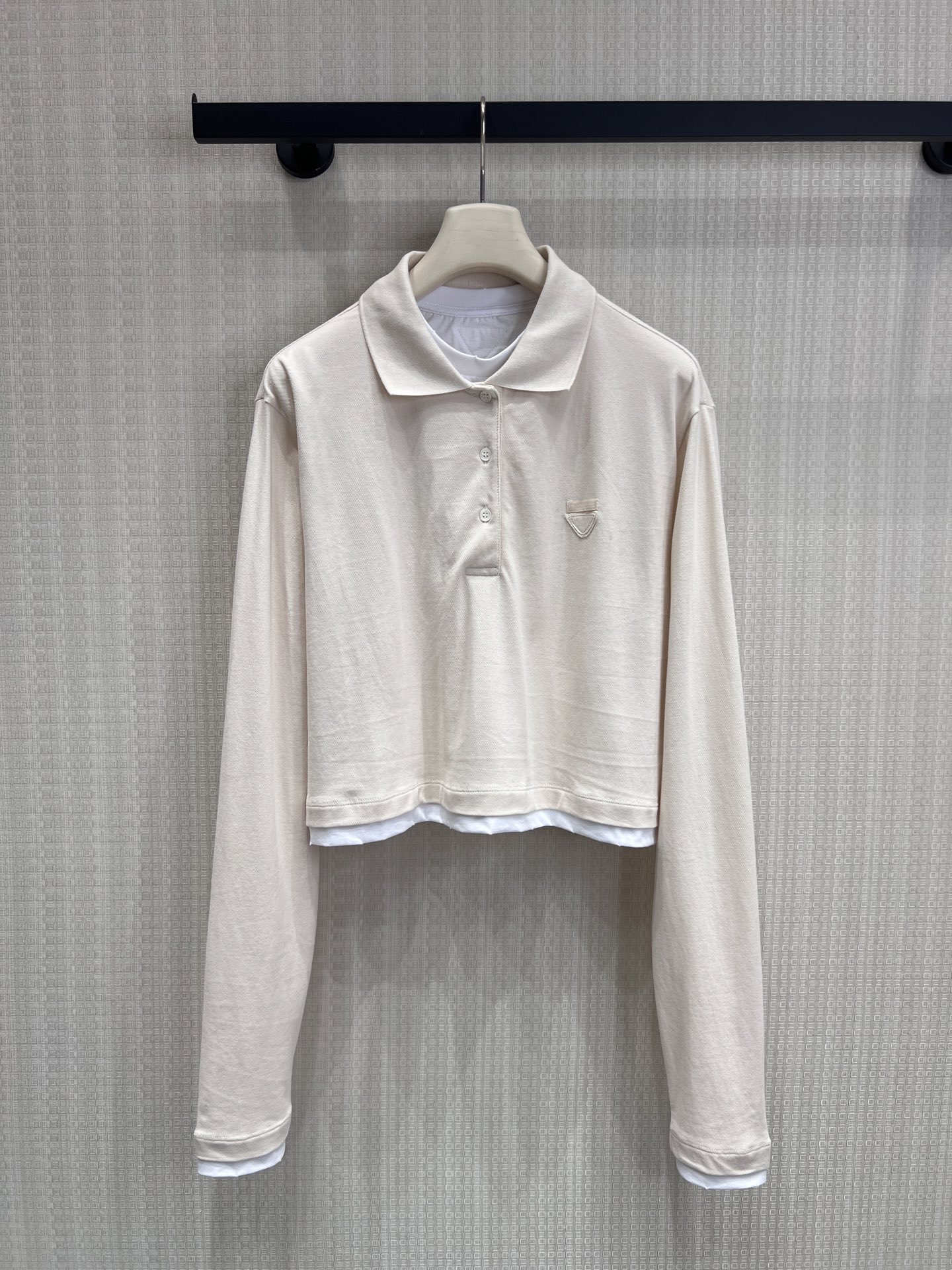 NO:834320,26 spring and summer new arrivals Pra** fake two-piece short Polo shirt comes with Korean-style relaxed off-white Polo. The light apricot tone of milk fufu is gentle and versatile, it is an everyday style that is not picky. The classic triangle logo is low-key embellishment, unlocking the exquisite texture of Prada in one second. The fake two-piece splicing design has its own sense of layering, eliminating the worry of matching. Ready-made smL, prada,1986090926春夏新品 Pra**假两件短款Polo衫自带韩系松弛感的米白Polo来啦 奶fufu的浅杏色调,温柔又百搭,是不挑皮的日常款 经典三角标低调点缀,一秒解锁Prada的精致质感 假两件拼接设计,自带层次感,省去搭配烦恼现货出售smL,,prada,,Women's clothing