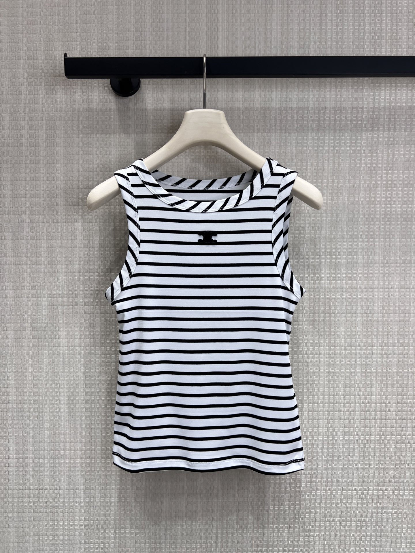 NO:834272,Cel** striped Arc de Triomphe embroidered vest, the summer vest for French girls is here. Classic black and white stripes bring a retro sense of laziness, and the embroidered Arc de Triomphe on the chest injects the brand soul in a low-key manner. I-shaped wide shoulder strap design hides the body fat and also modifies the shoulder line, making you look slimmer and neater. Soft, skin-friendly knitted fabric, super elastic, fits the upper body without being tight, breathable and comfortable. Slim-fitting straight version, easily outlines the waist and abdomen lines.  Spot sale sml,,19860909Cel**条纹凯旋门刺绣背心 法式女孩的夏日本命背心来啦 经典黑白条纹自带复古慵懒感,胸前刺绣凯旋门低调注入品牌灵魂 工字宽肩带设计,藏住拜拜肉还能修饰肩线,显瘦又利落 软糯亲肤的针织面料,弹力超棒,上身贴合不紧绷,透气又舒适 修身直筒版型,轻松勾勒腰腹线条 现货出售smL,,,Women's clothing