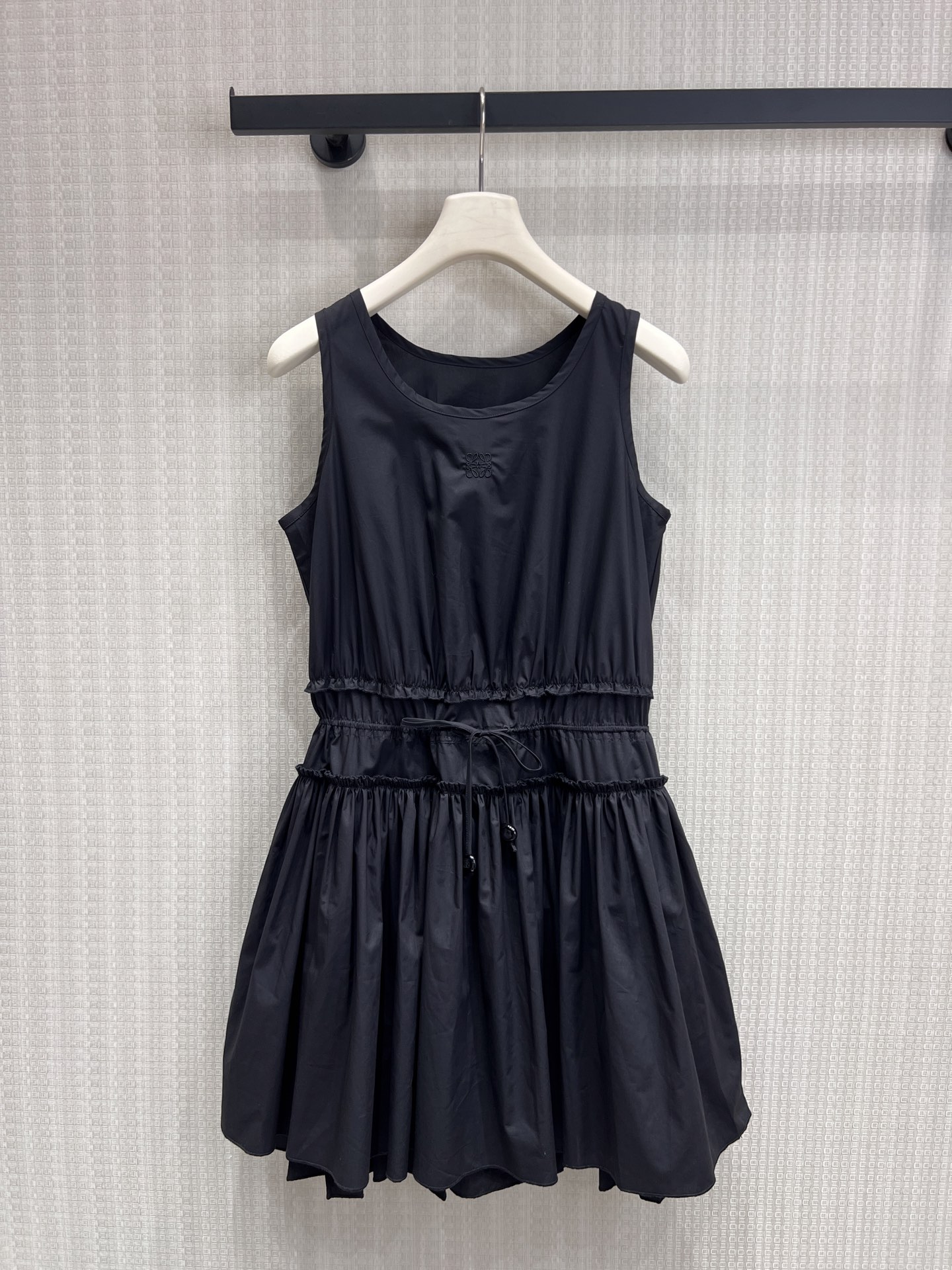 NO:834289,26 spring and summer new products Loe** waist drawstring sleeveless dress. The ceiling of pure summer desire is here. Pure white with soft light filter, the upper body is gentle and clean. The details are captured at a glance. The drawstring design on the waist can be freely adjusted to create a slim waist in seconds, hiding the flesh and showing slimming. The double-layer skirt has a smart curvature, which makes walking in the wind super atmospheric, and can also quietly hide the thigh flesh.  The fabric is made of smooth and breathable fabric, keeping the upper body fresh and not sweaty. It is suitable for dating, traveling, and daily wear. For pure girls, just close your eyes and rush!  Spot sale smL,,loewe,skirts,1986090926春夏新品 Loe** 收腰抽绳无袖连衣裙 夏日纯欲天花板来啦 自带柔光滤镜的纯净白,上身温柔又干净 细节控一眼沦陷 腰部抽绳设计可自由调节,秒掐出小蛮腰,藏肉显瘦一绝 双层裙摆自带灵动弧度,走路带风超有氛围感,还能悄悄藏起大腿肉肉 垂顺透气的面料,上身清爽不闷汗,约会、出游、日常穿都合适,纯欲女孩闭眼冲！现货出售smL,,loewe,skirts,,Women's clothing